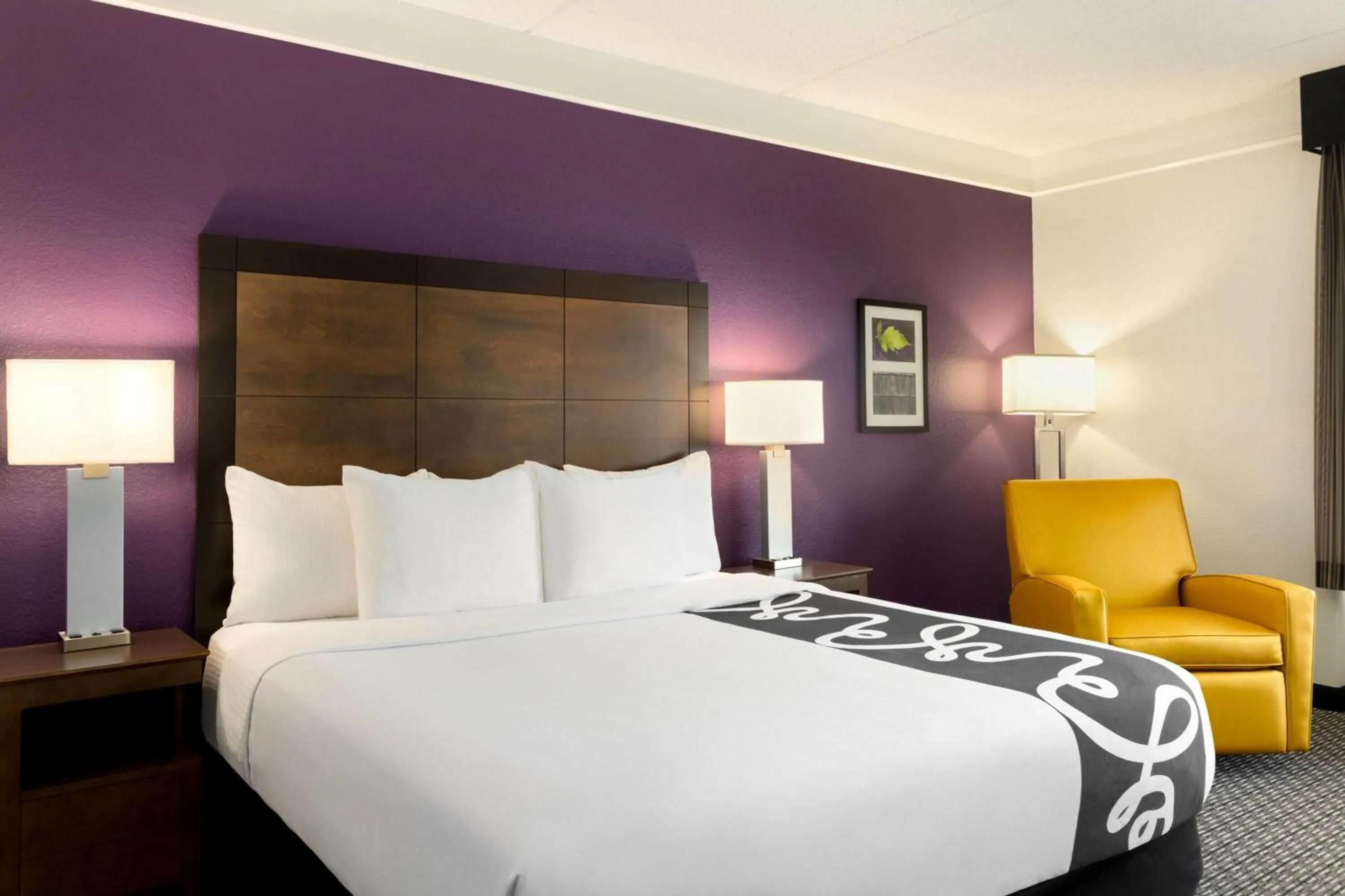 Photo of the whole room, Bed in La Quinta by Wyndham Arlington North 6 Flags Dr