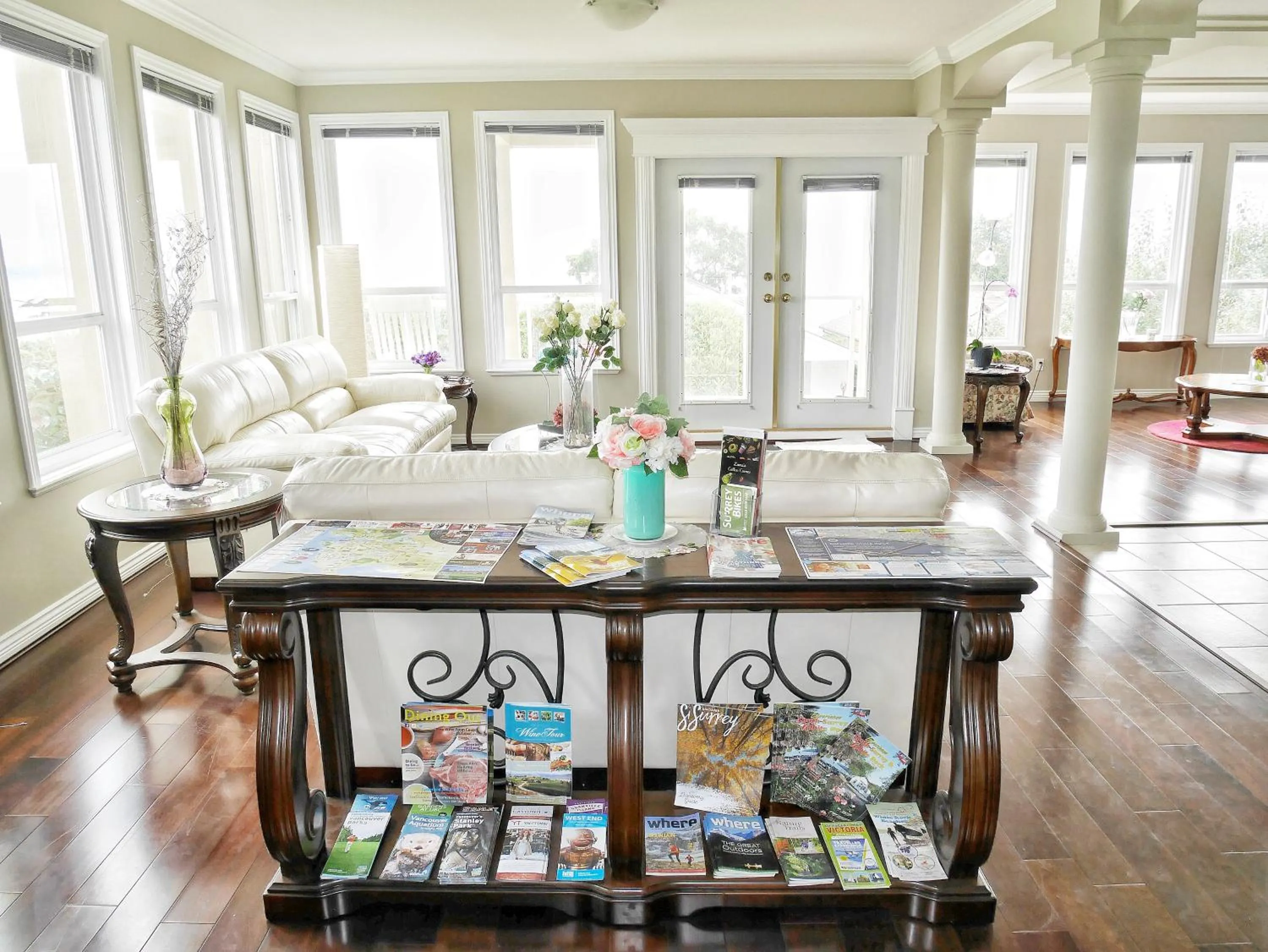 Communal lounge/ TV room in Star of the Sea guest house