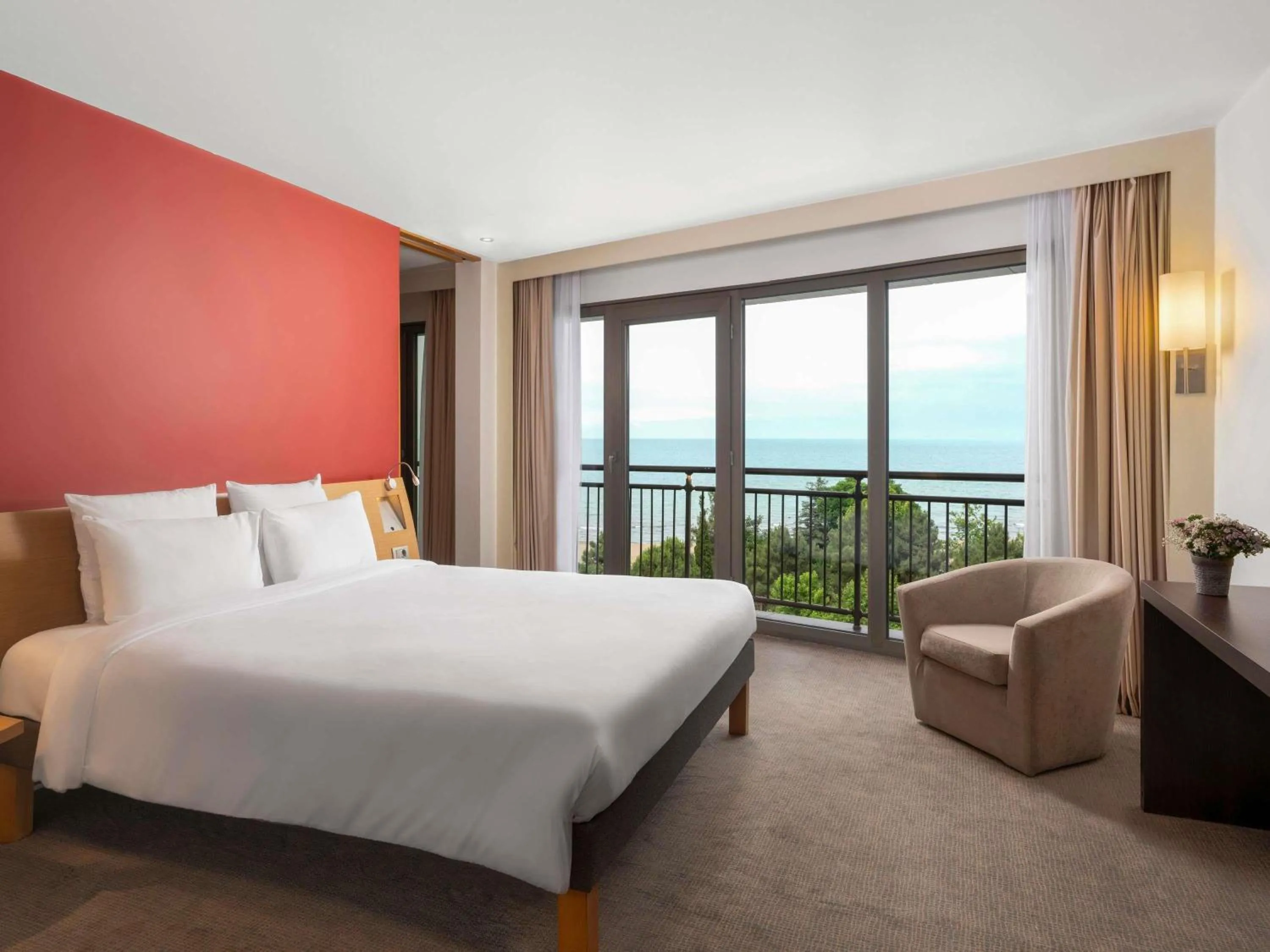 Bedroom, Bed in Novotel Trabzon