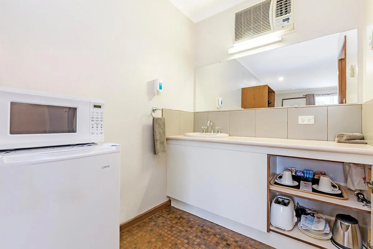 Coffee/tea facilities in Admella Motel