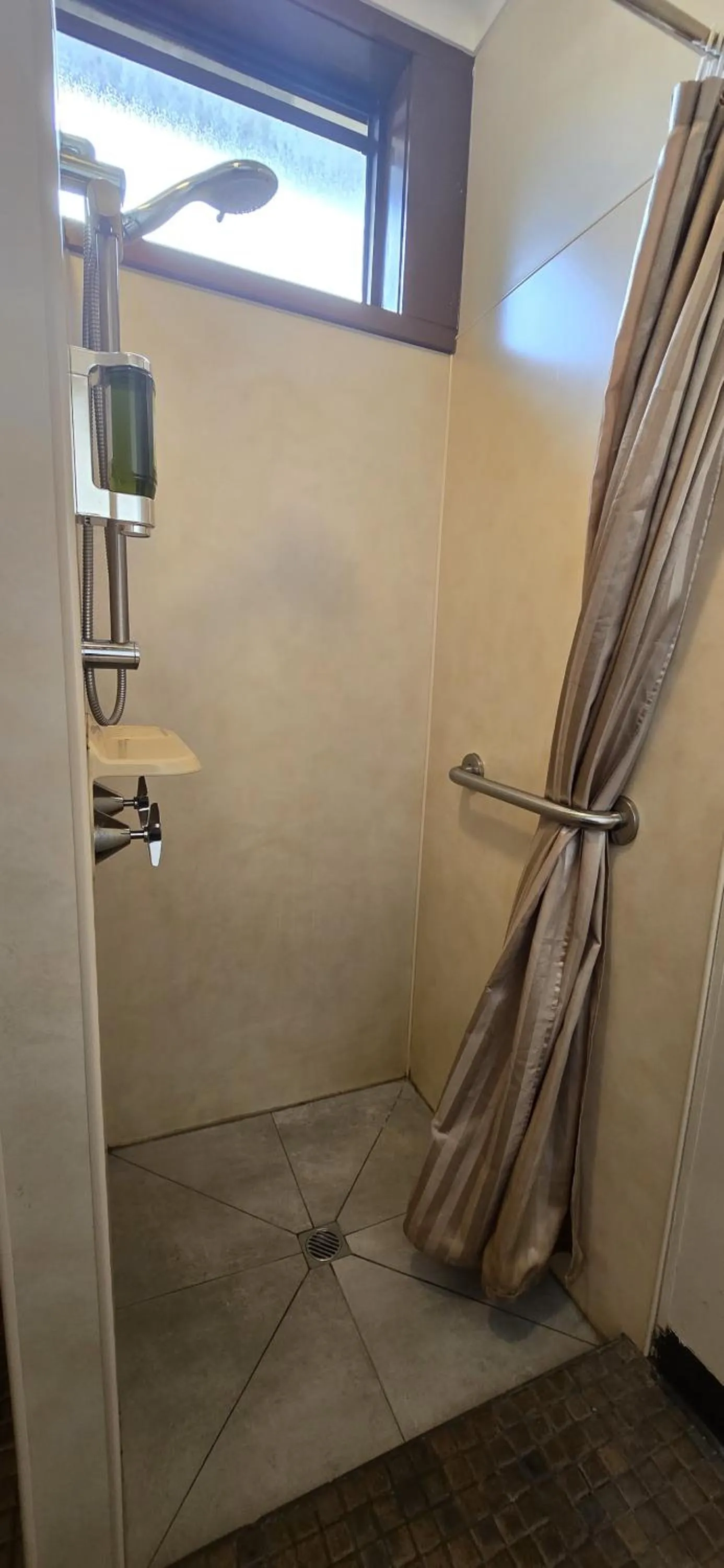 Shower in Admella Motel