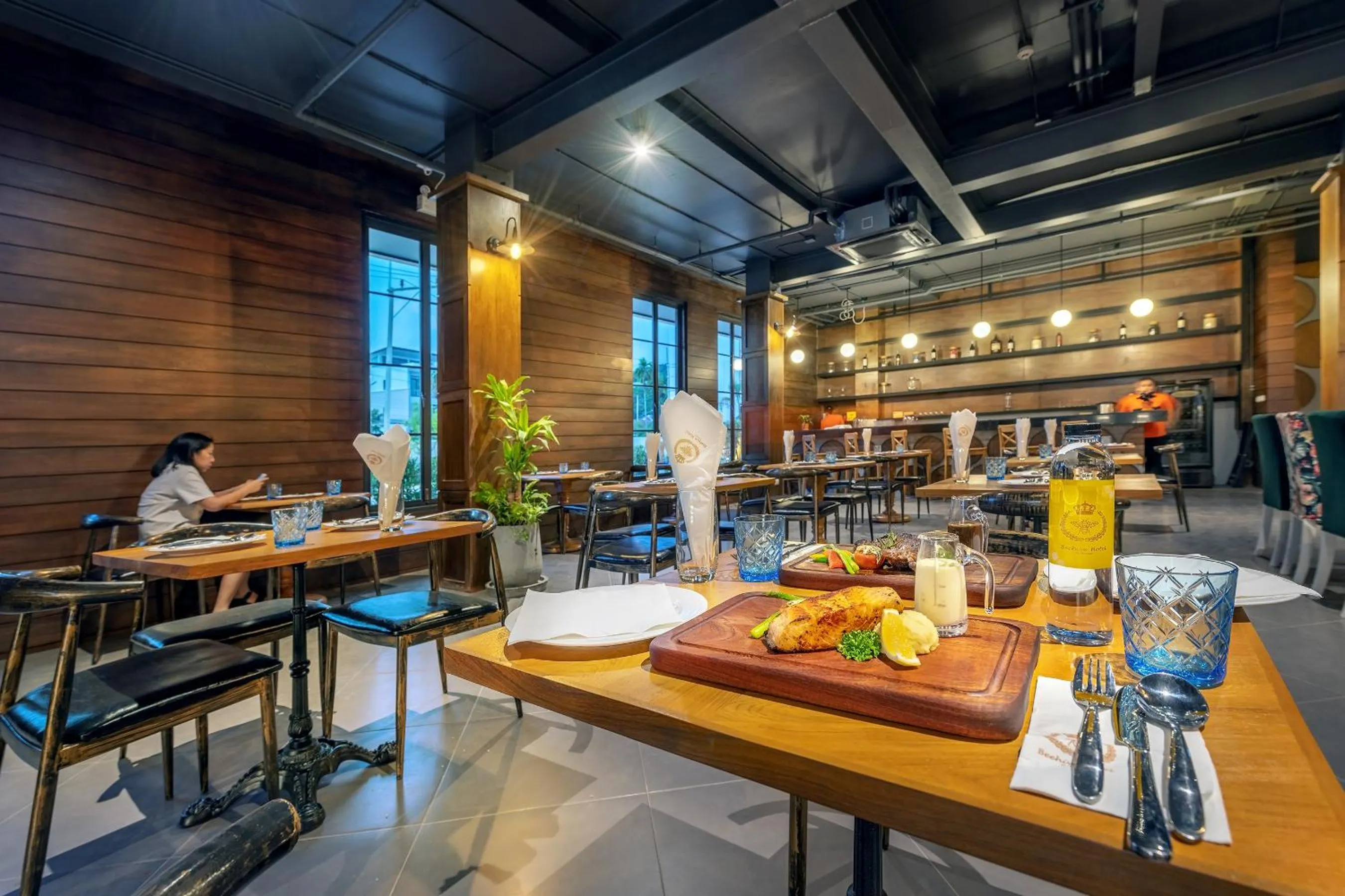 Restaurant/places to eat in Beehive Boutique Hotel Phuket