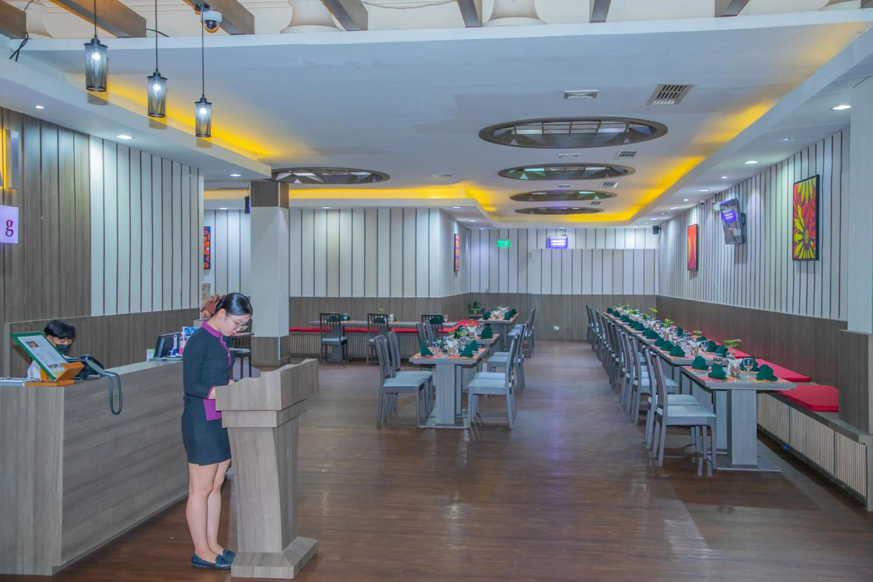 Restaurant/places to eat in Savan Resorts