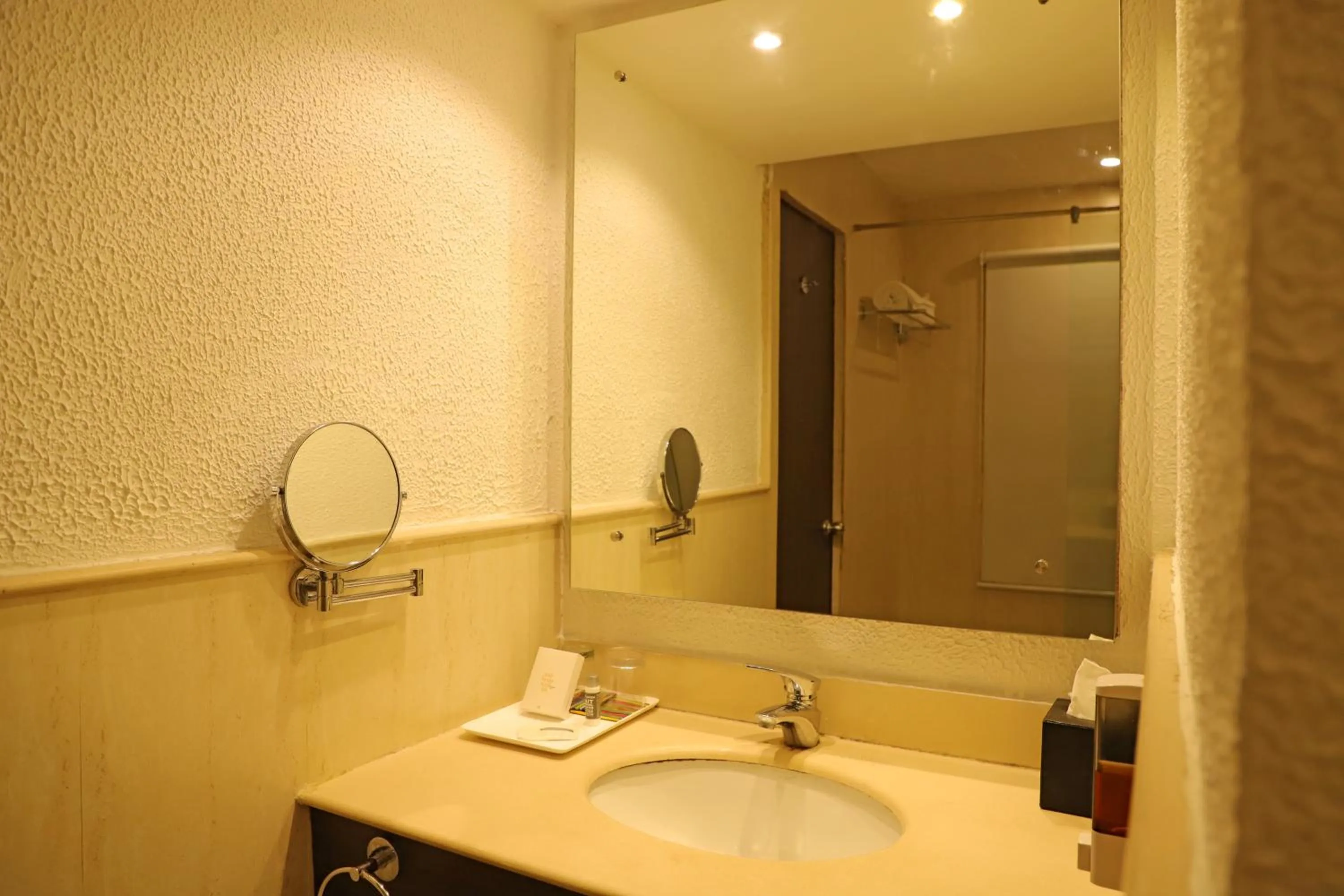 Shower in Golden Tulip Candolim, Goa