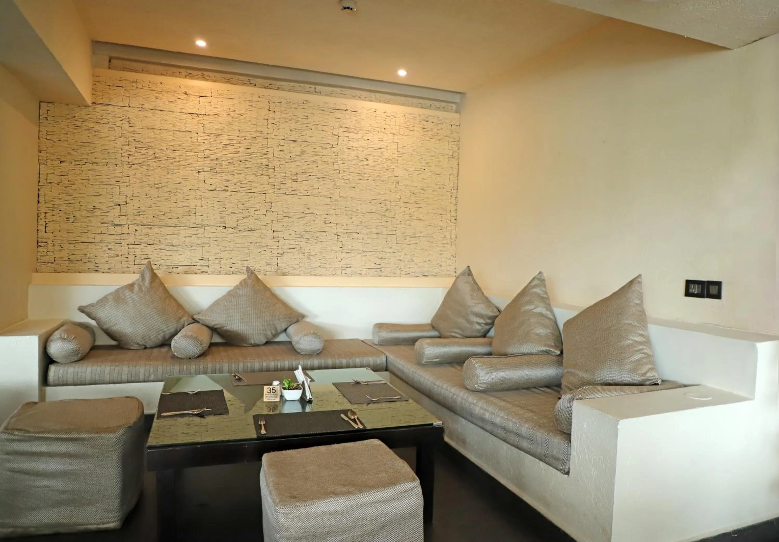 Restaurant/places to eat in Golden Tulip Candolim, Goa