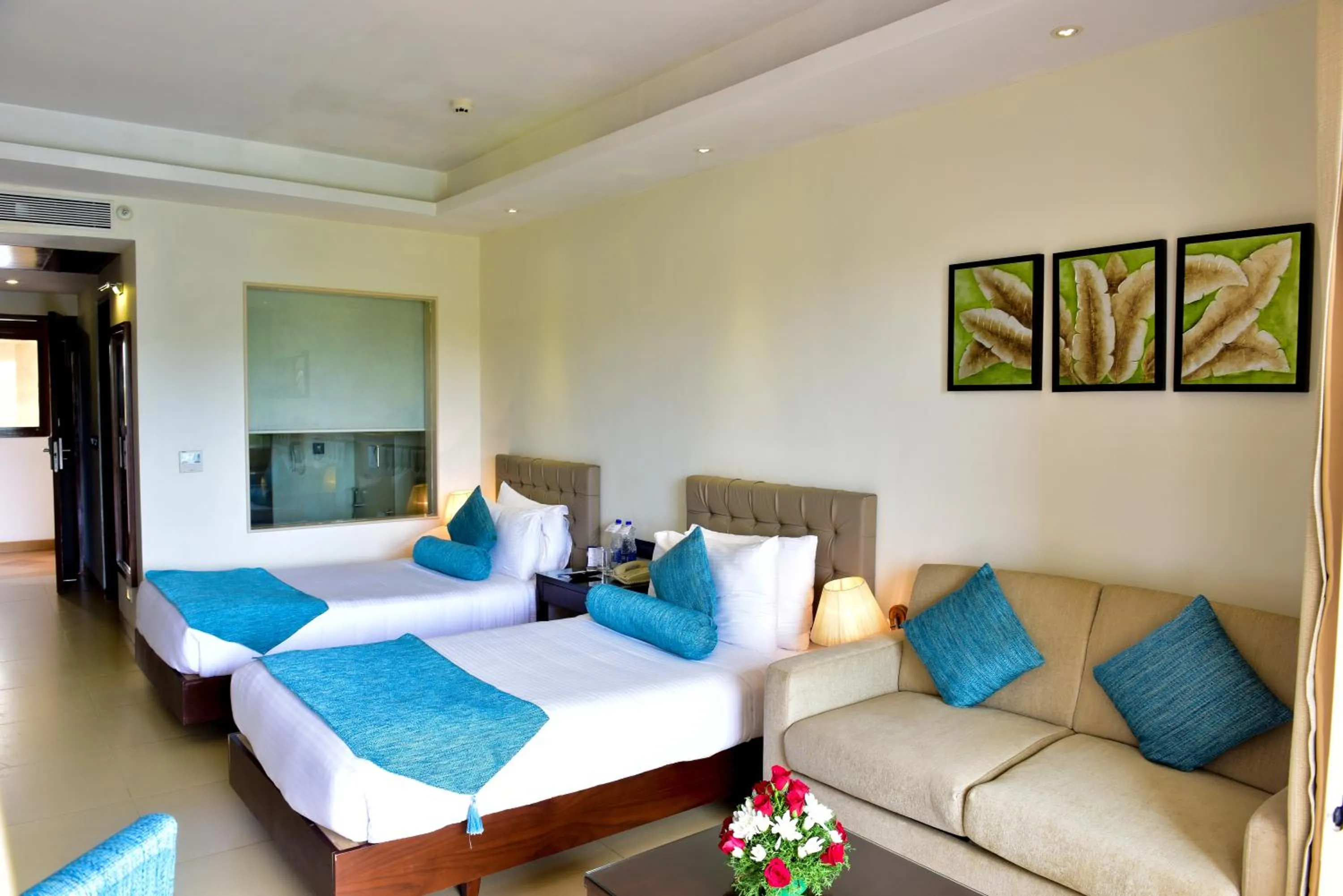 Photo of the whole room, Bed in Golden Tulip Candolim, Goa