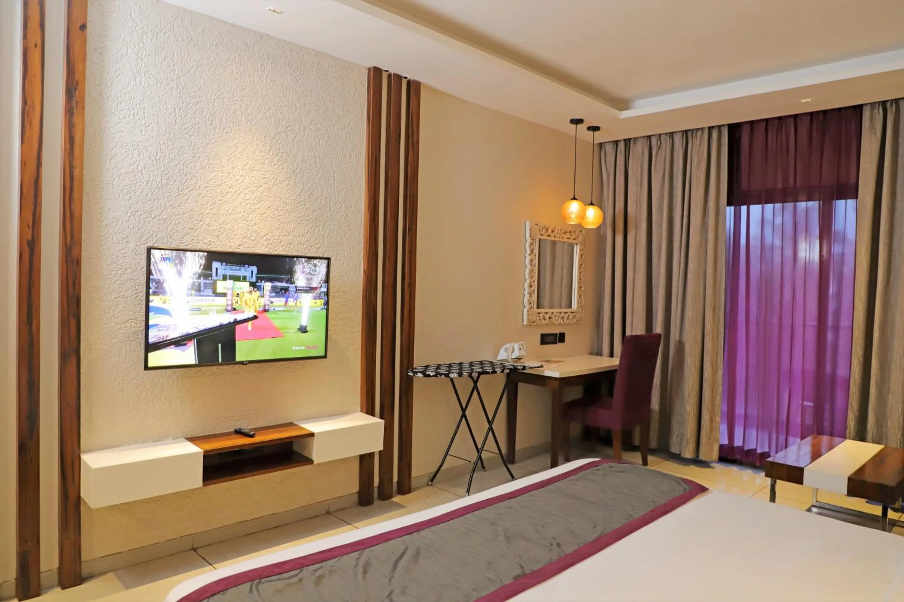 Communal lounge/ TV room, Bed in Golden Tulip Candolim, Goa