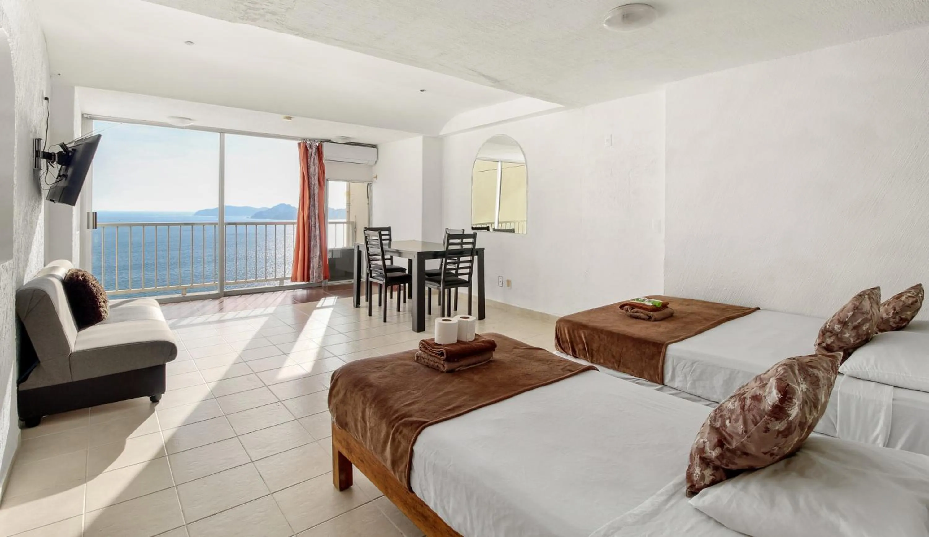 Balcony/Terrace, Bed in Suites Torres Gemelas VIP