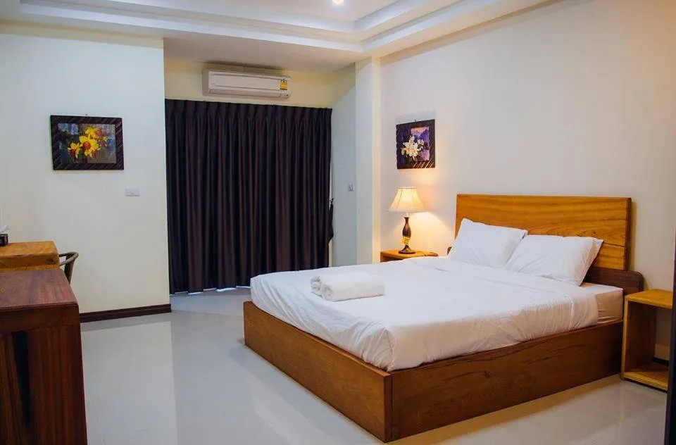 Photo of the whole room, Bed in Baan Kiang Wang
