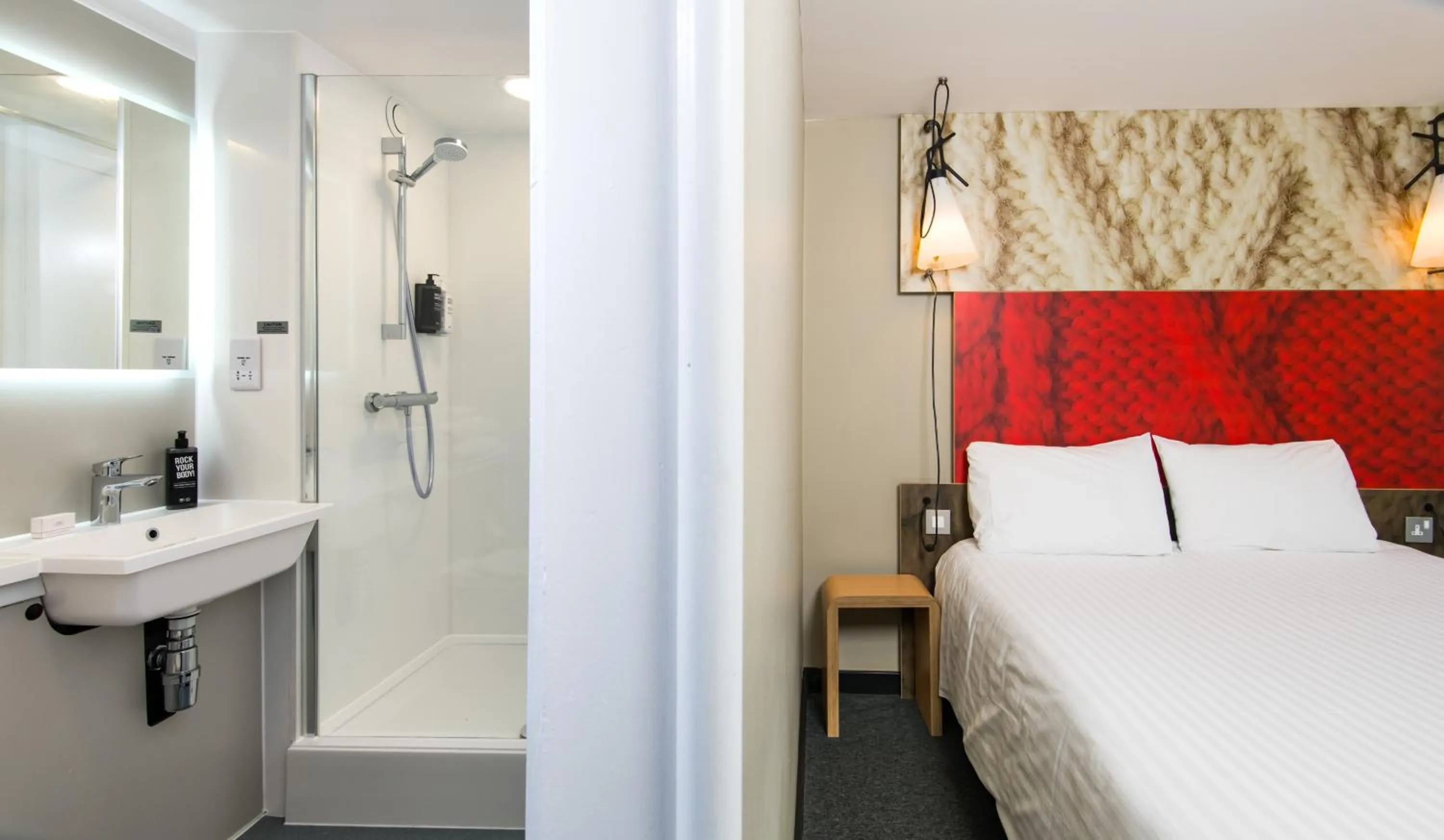 Bathroom, Bed in ibis Plymouth