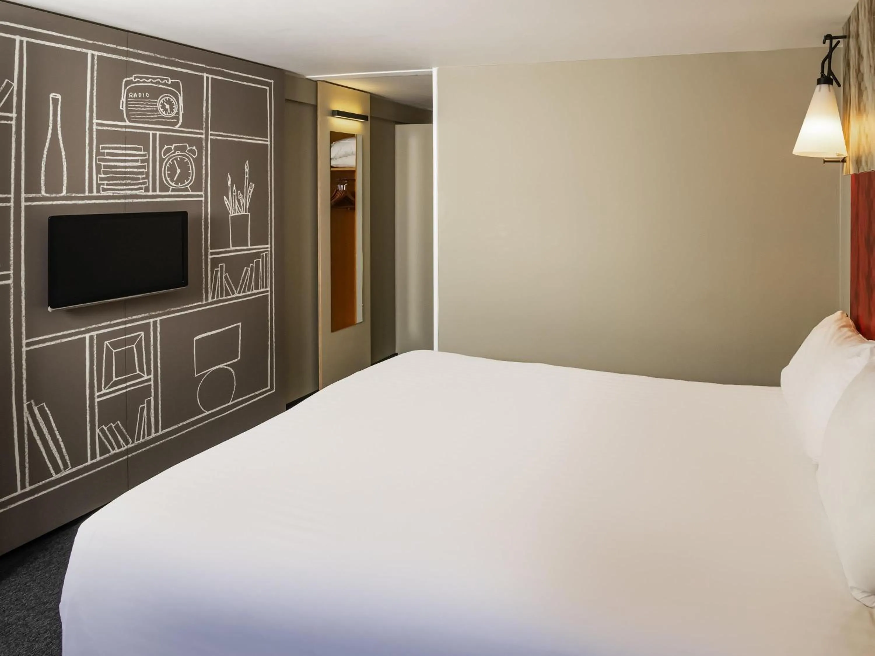 Bedroom, Bed in ibis Plymouth