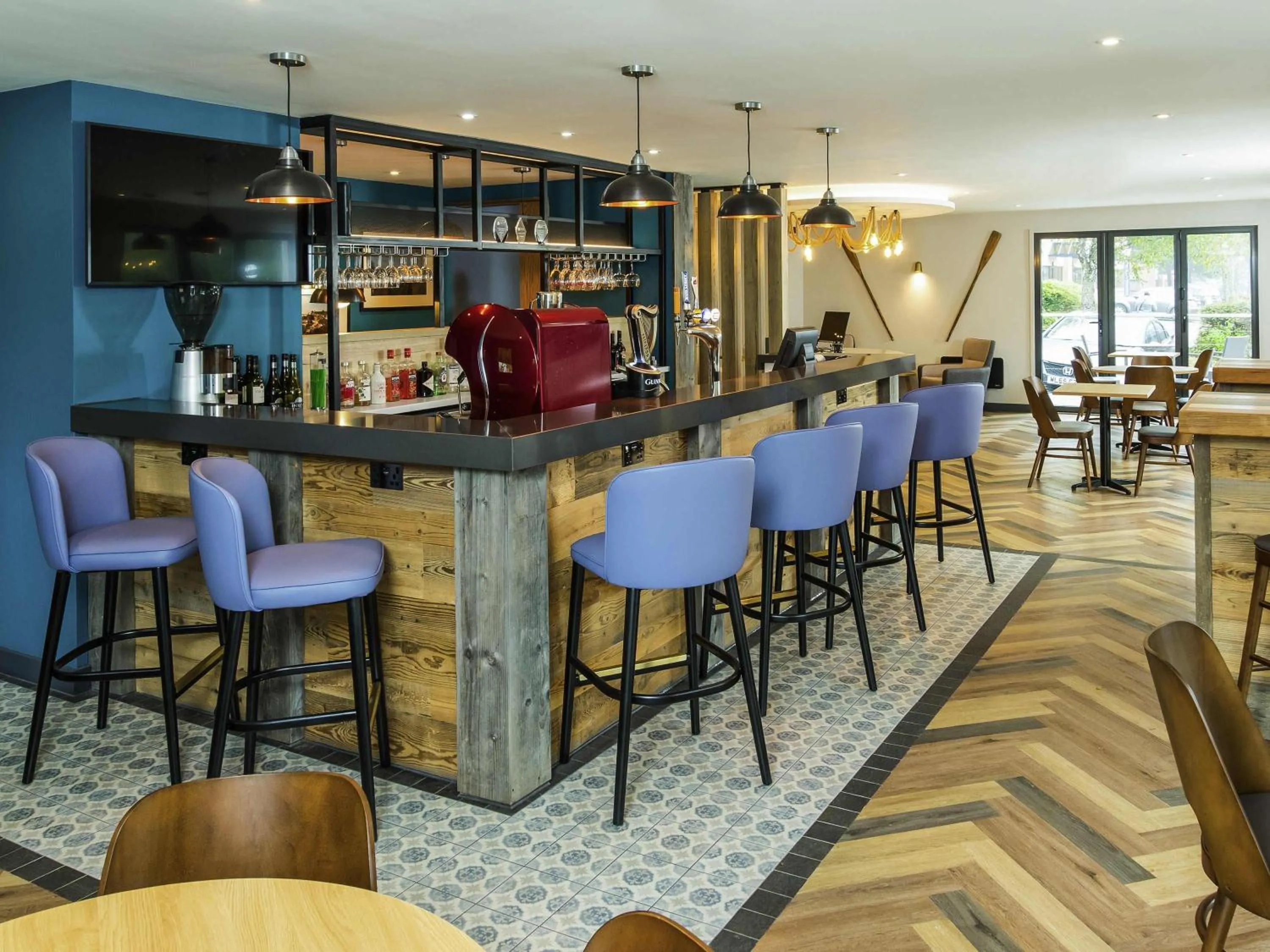 Lounge or bar in ibis Plymouth