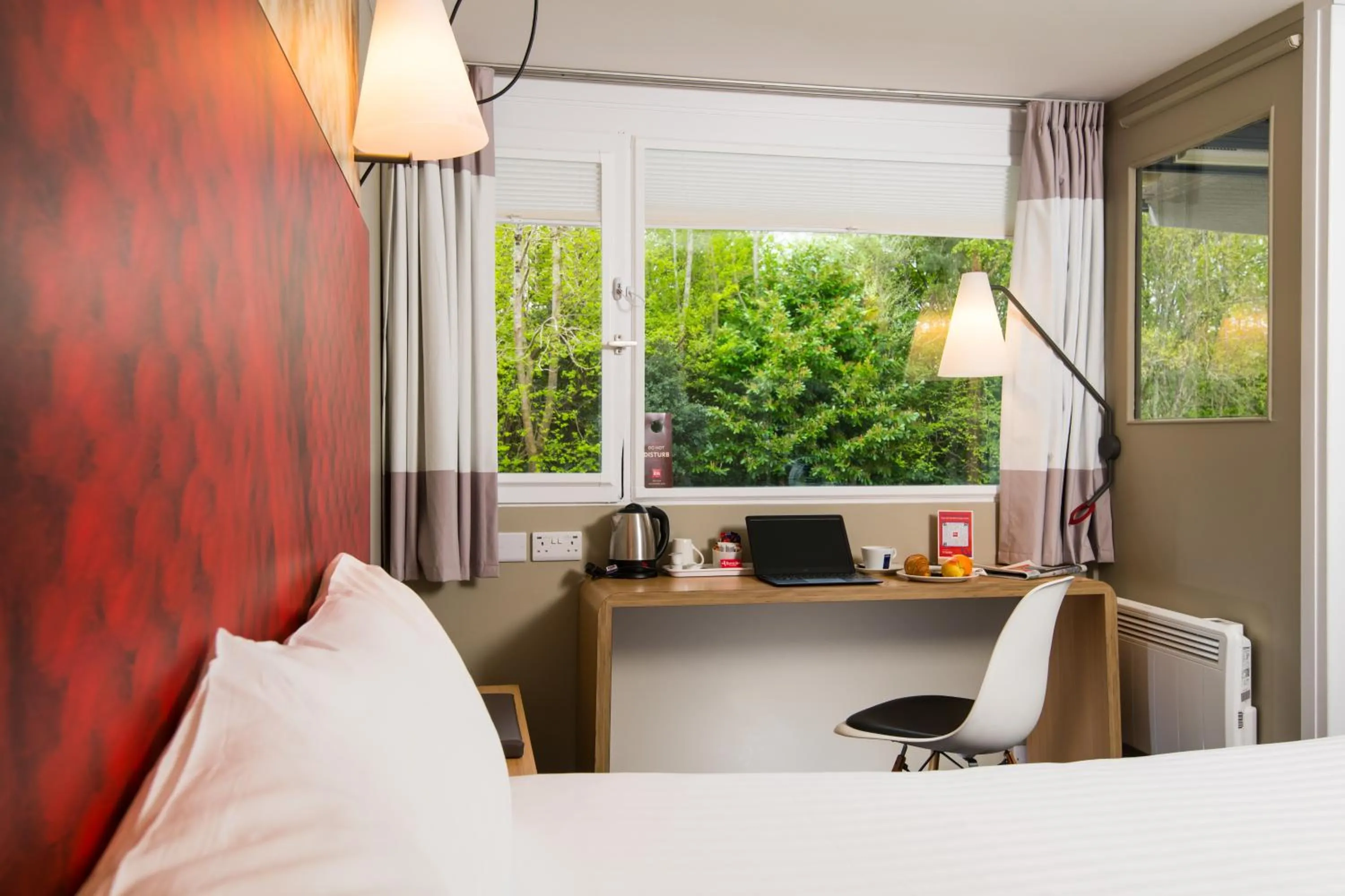 Photo of the whole room, Bed in ibis Plymouth