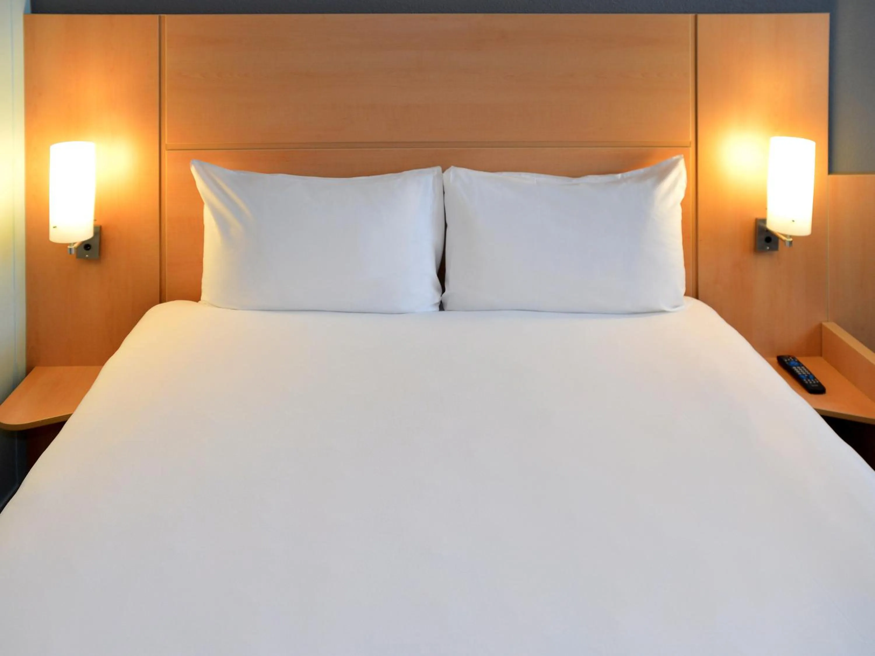 Bed in ibis London Thurrock M25