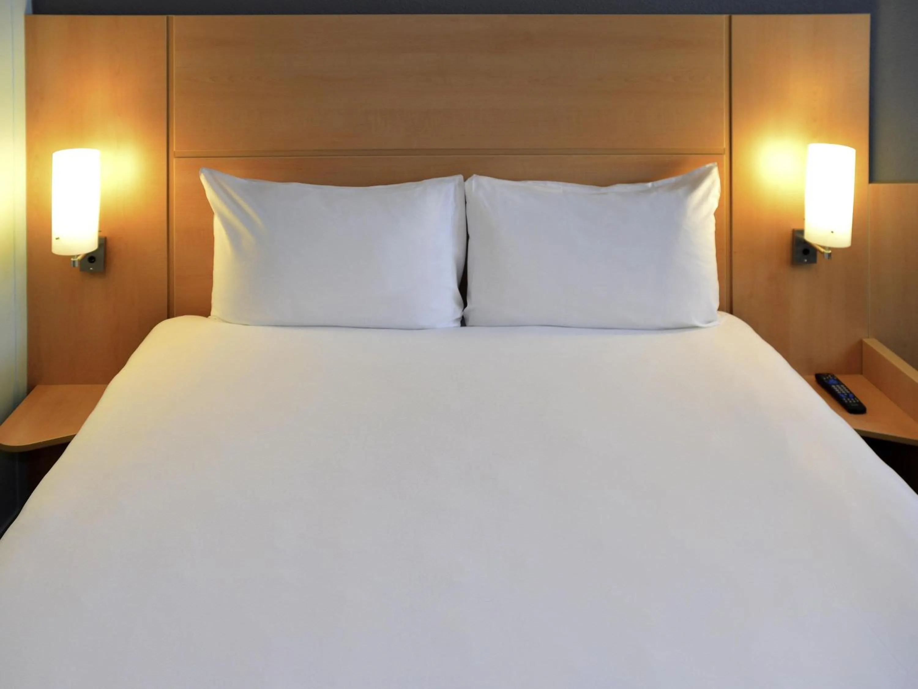 Bedroom, Bed in ibis London Thurrock M25