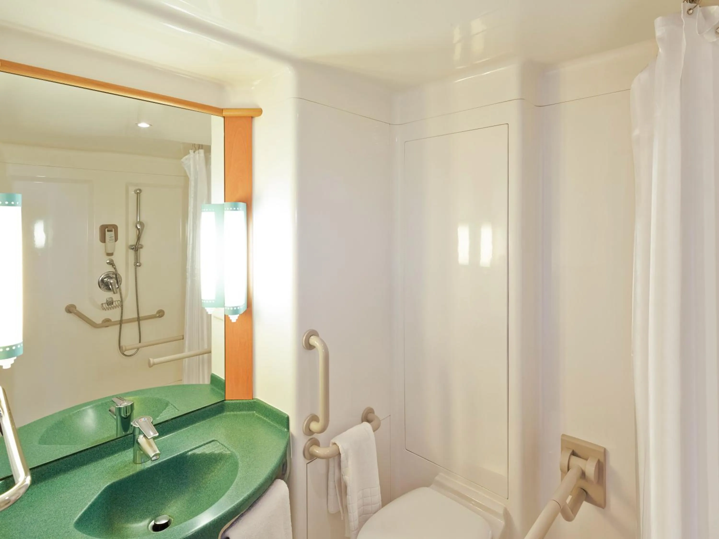 Shower in ibis London Thurrock M25