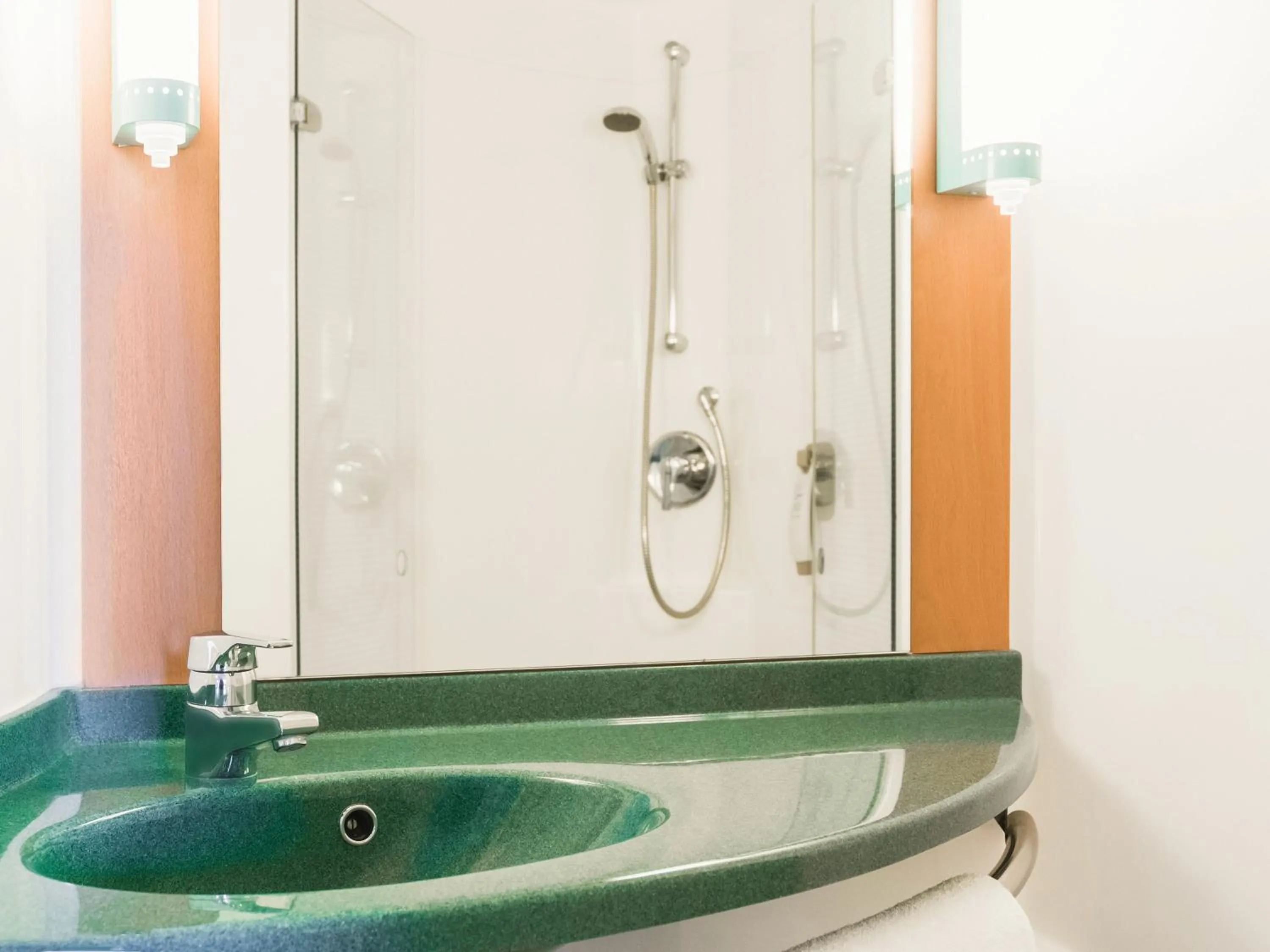 Shower in ibis London Thurrock M25