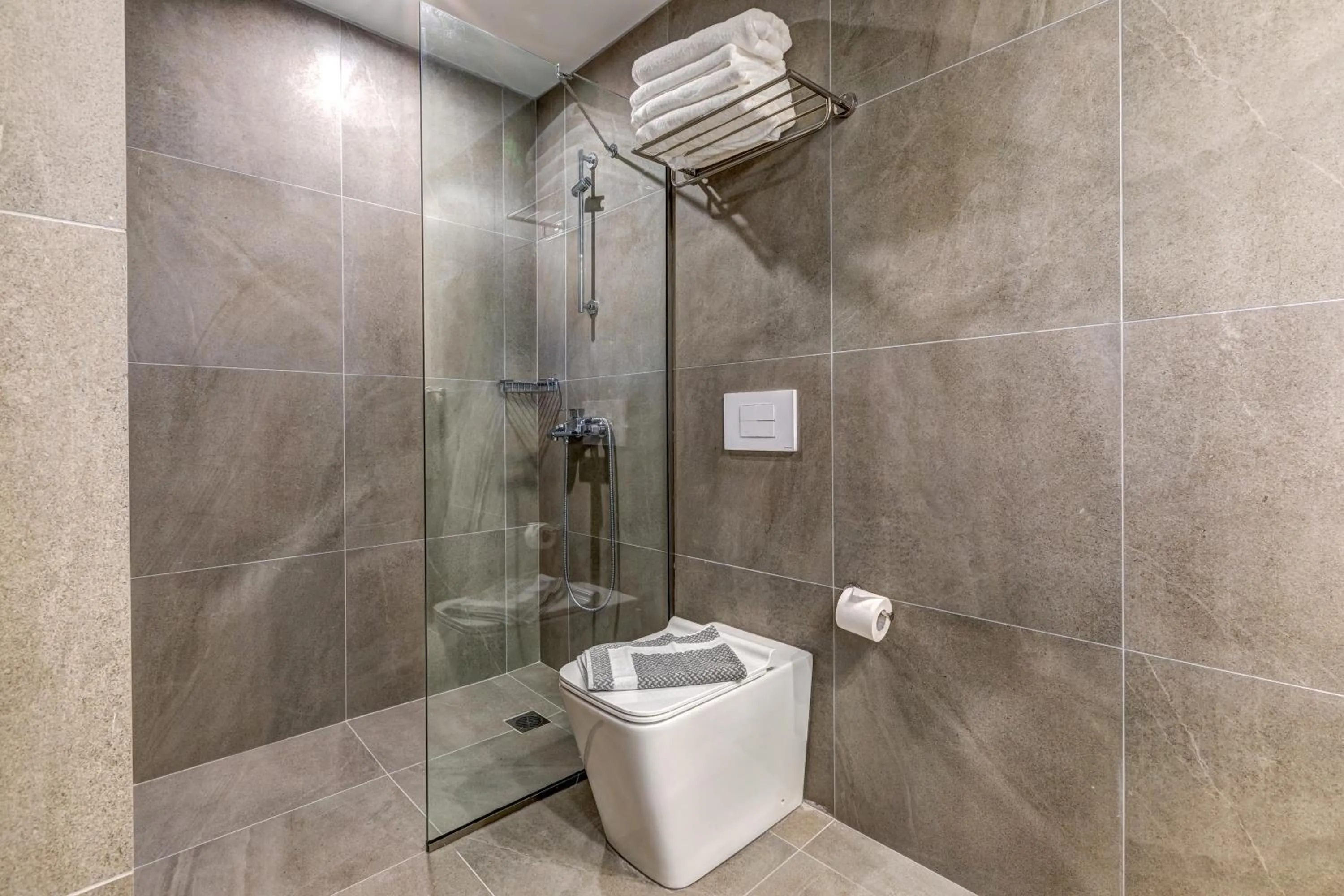 Shower in White Olive Elite Laganas