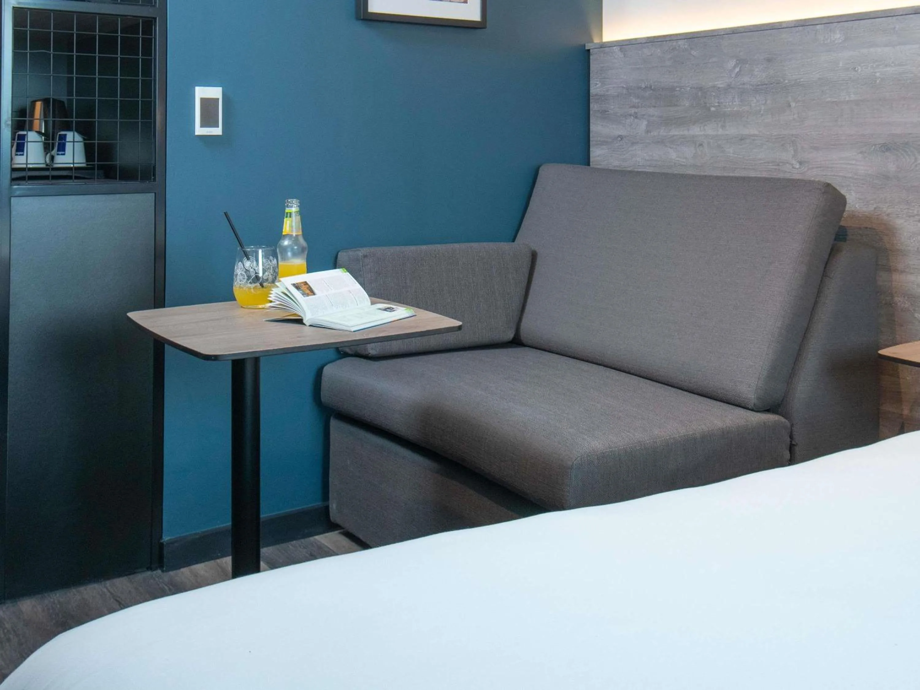 Bedroom, Bed in ibis Styles London Gatwick Airport