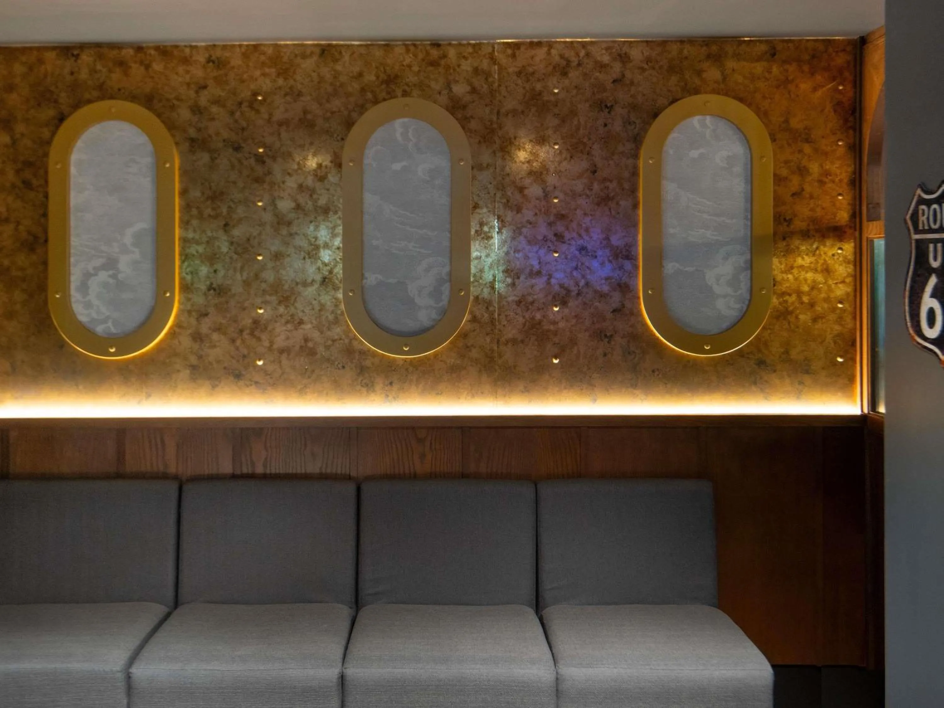 Lounge or bar in ibis Styles London Gatwick Airport