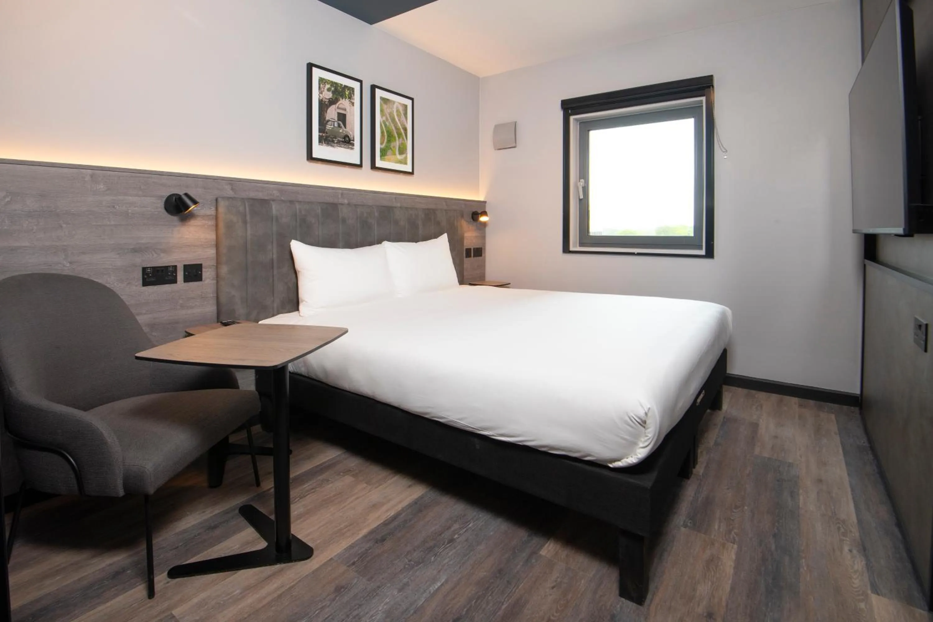 Photo of the whole room, Bed in ibis Styles London Gatwick Airport