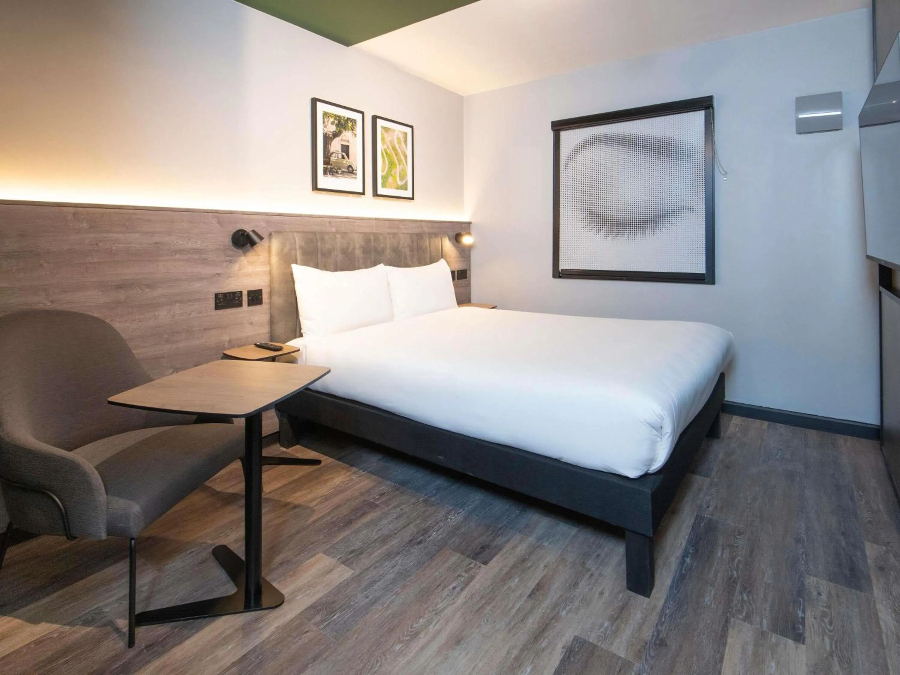 Bedroom, Bed in ibis Styles London Gatwick Airport