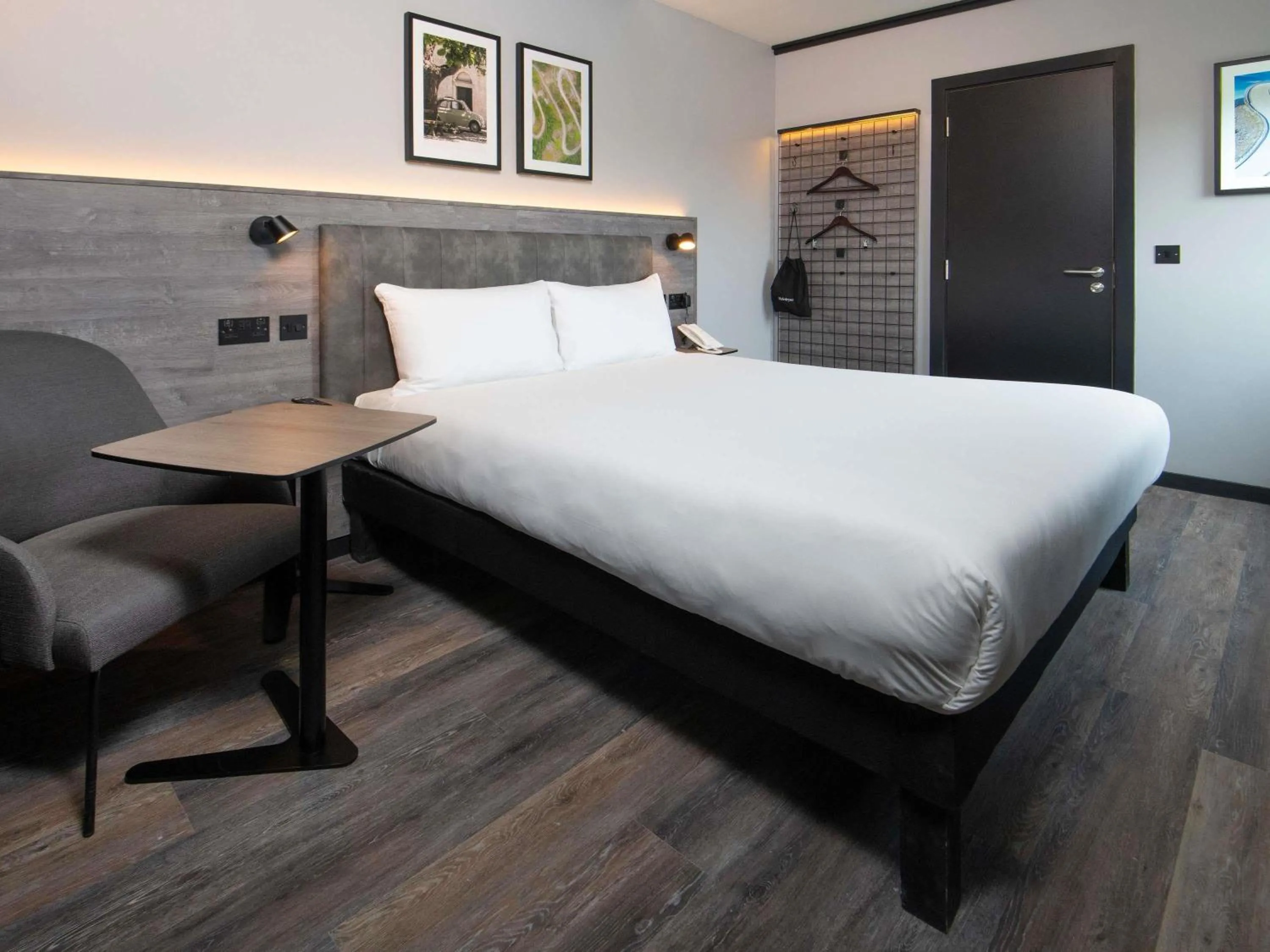 Bedroom, Bed in ibis Styles London Gatwick Airport
