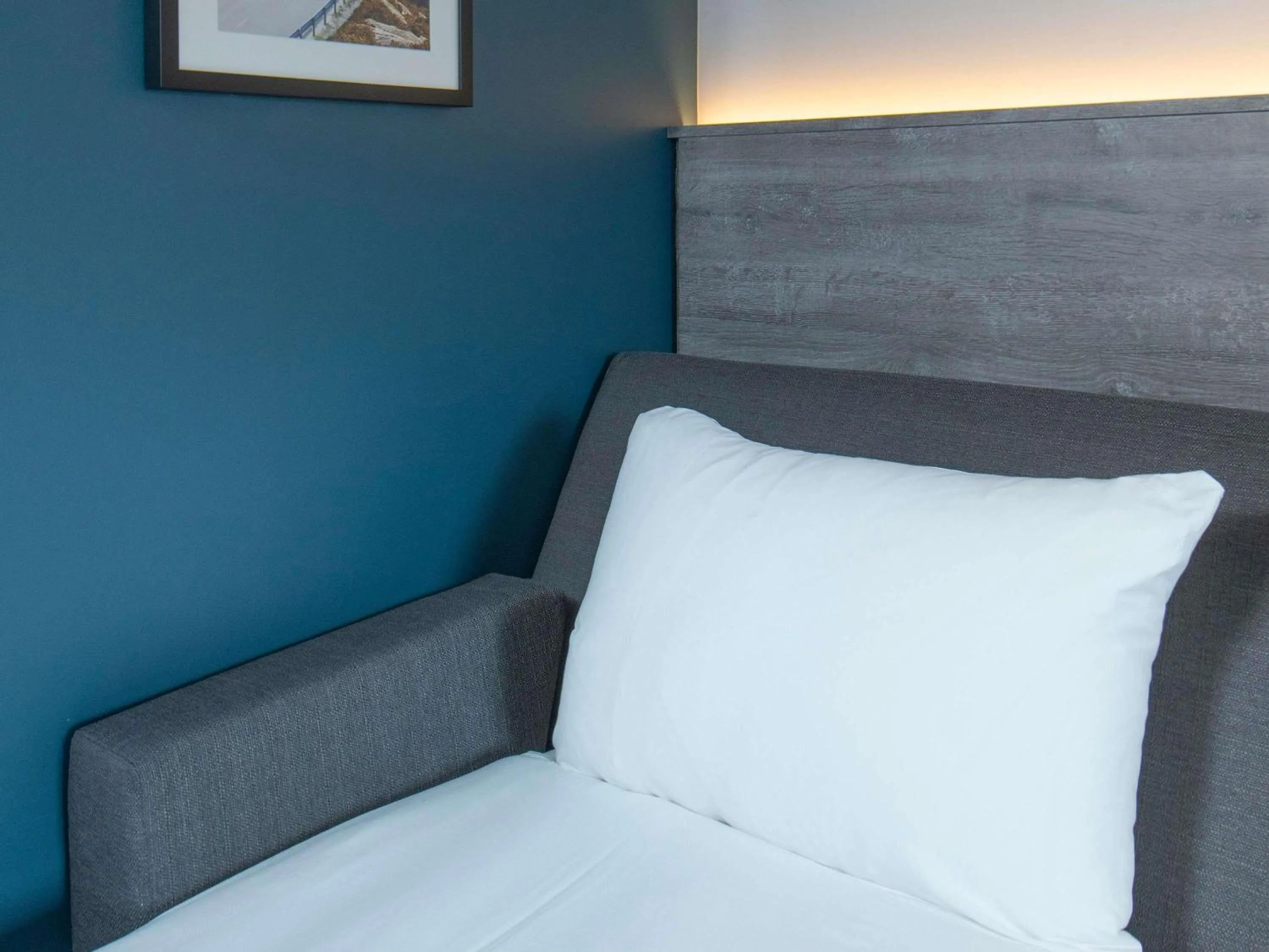 Bedroom, Bed in ibis Styles London Gatwick Airport