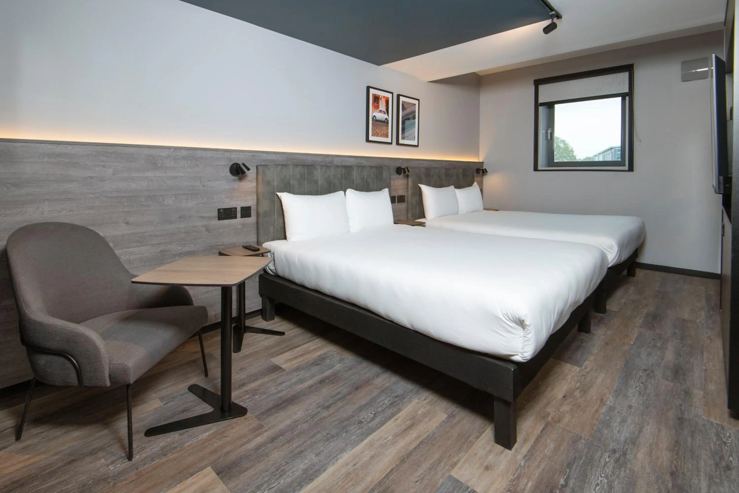 Bedroom, Bed in ibis Styles London Gatwick Airport