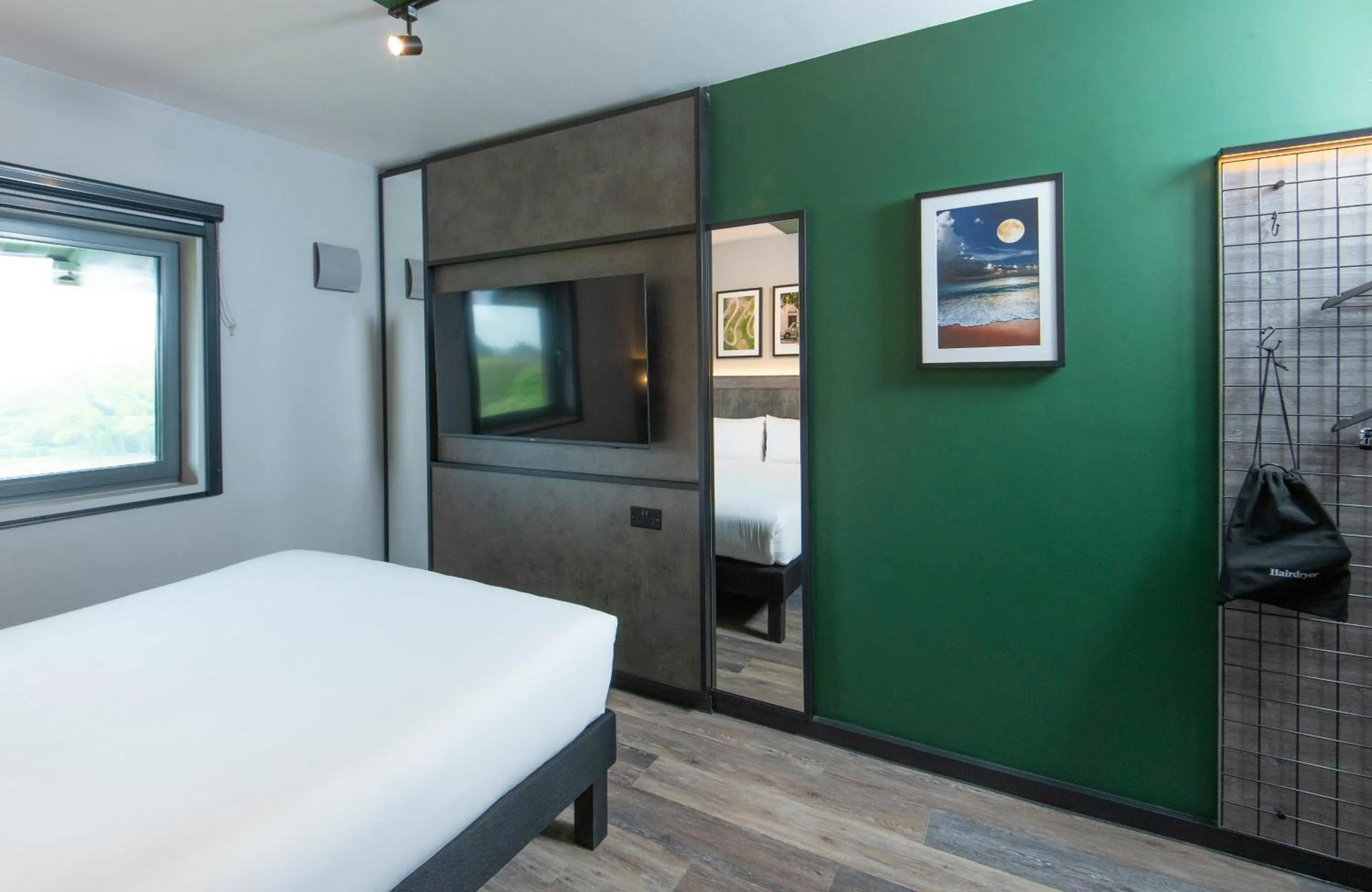 TV and multimedia, Bed in ibis Styles London Gatwick Airport