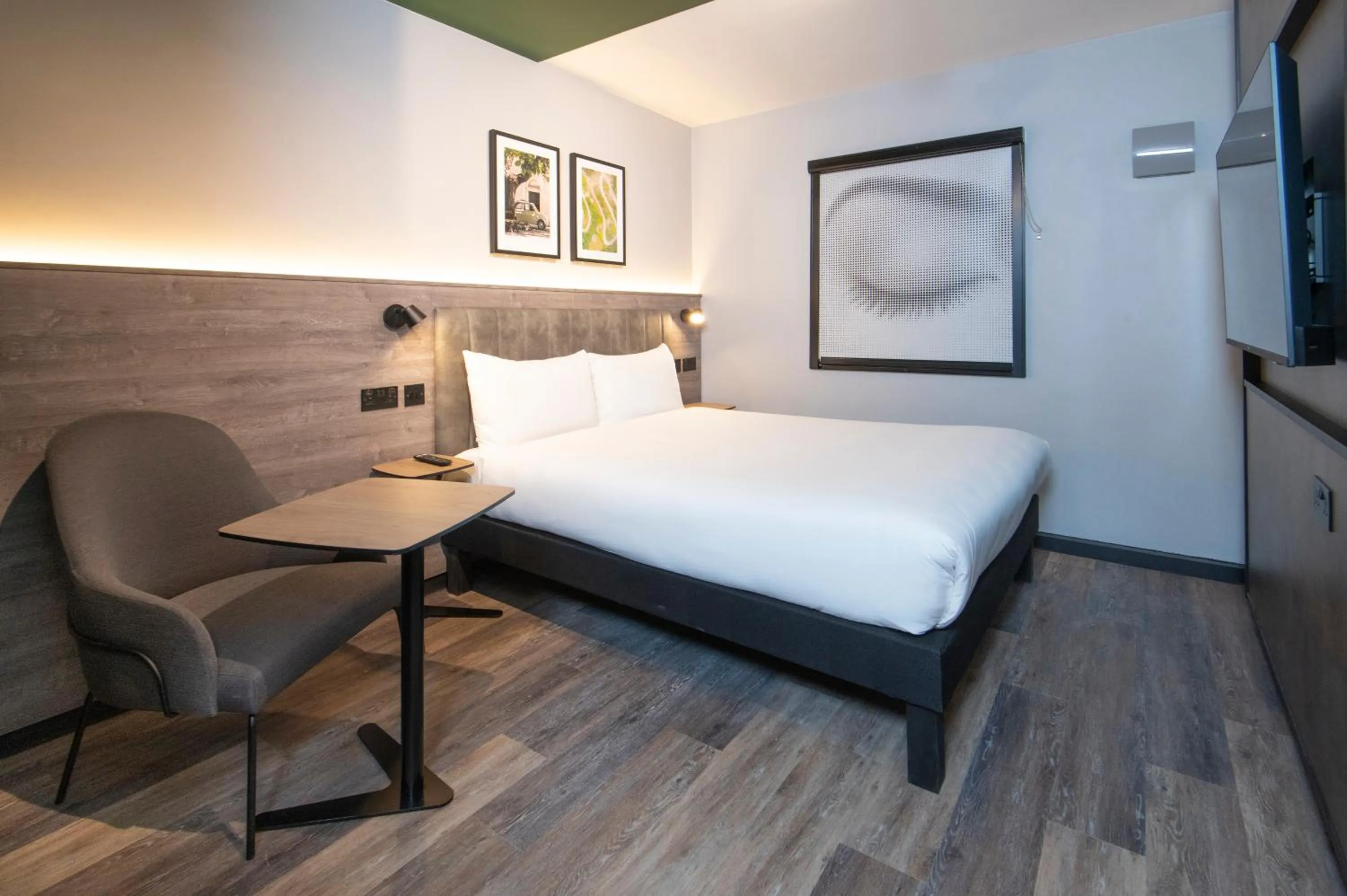 Photo of the whole room, Bed in ibis Styles London Gatwick Airport