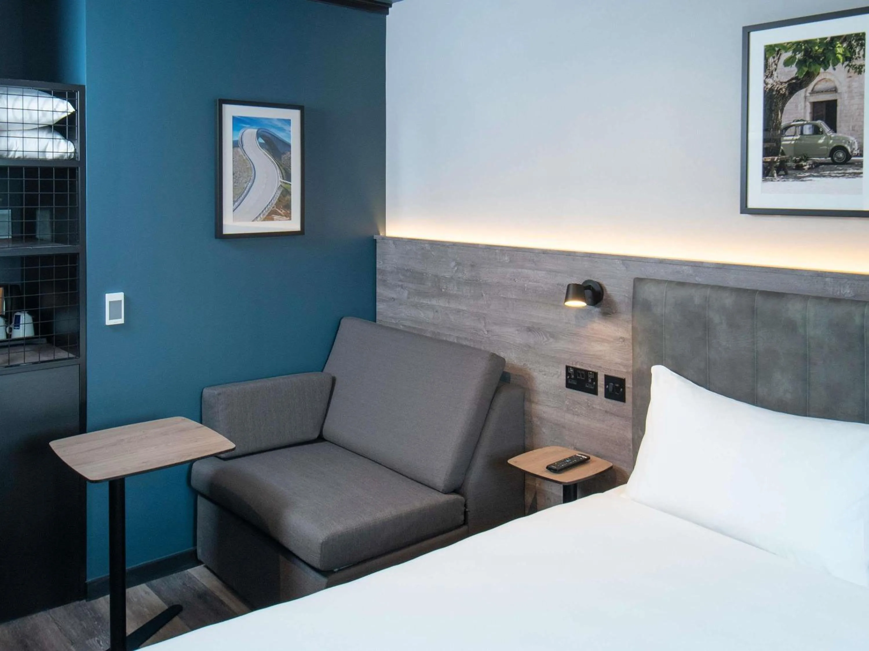 Bedroom, Bed in ibis Styles London Gatwick Airport