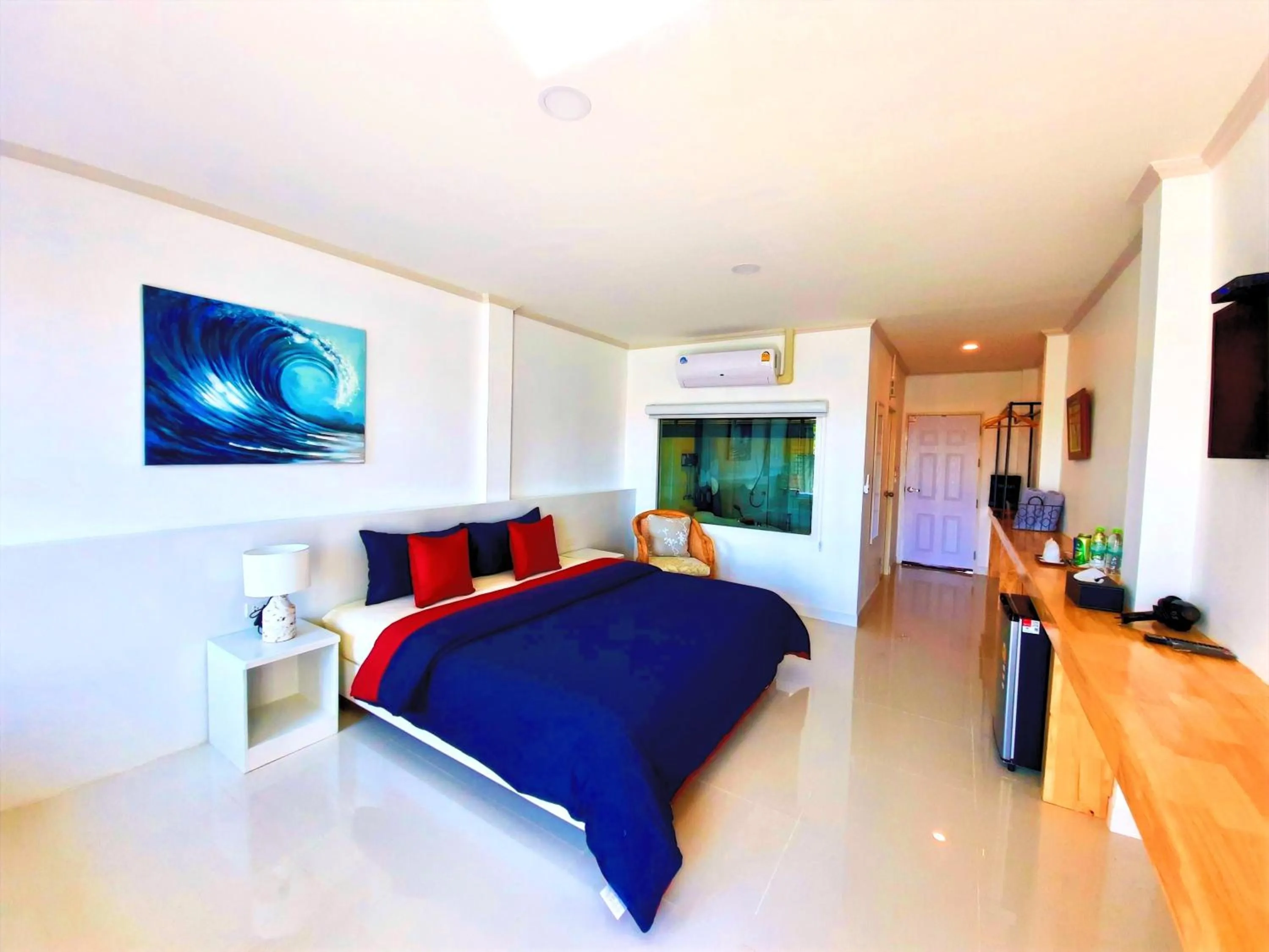 Photo of the whole room, Bed in Koh Larn Riviera
