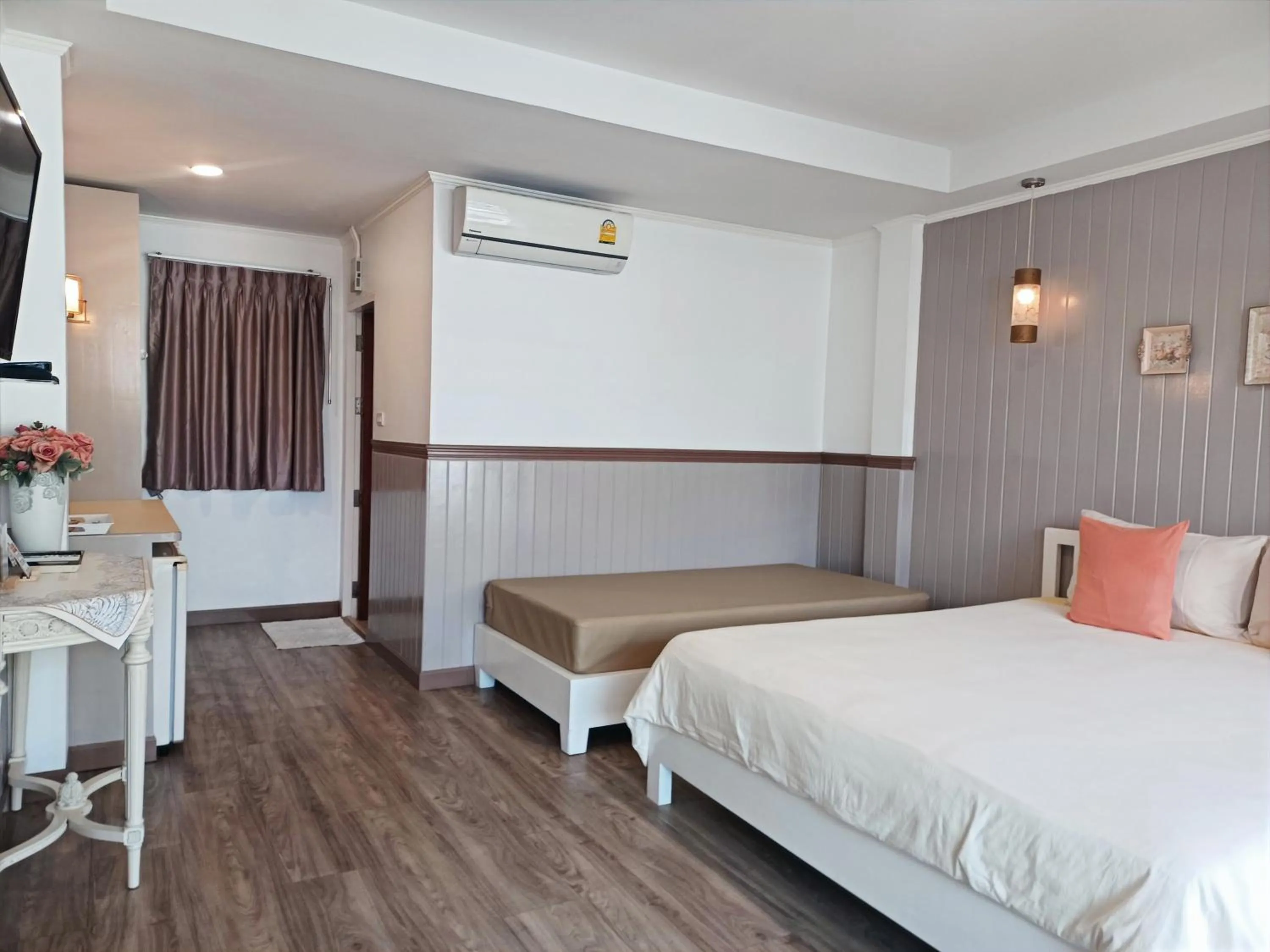 Photo of the whole room, Bed in Koh Larn Riviera