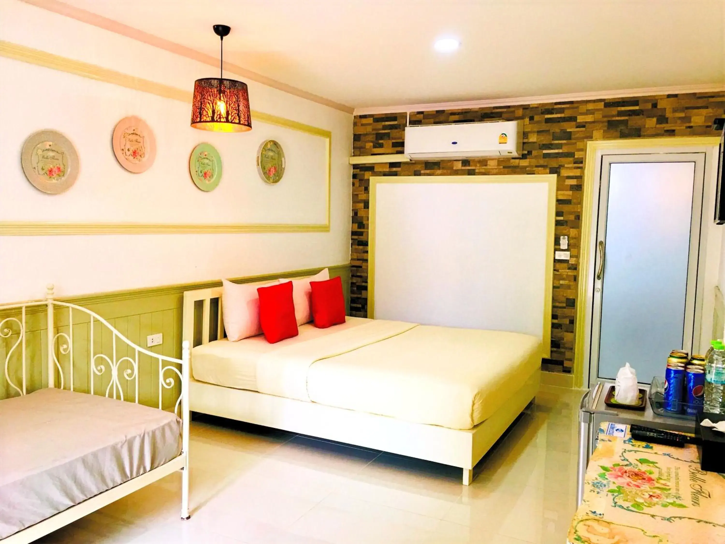 Photo of the whole room, Bed in Koh Larn Riviera