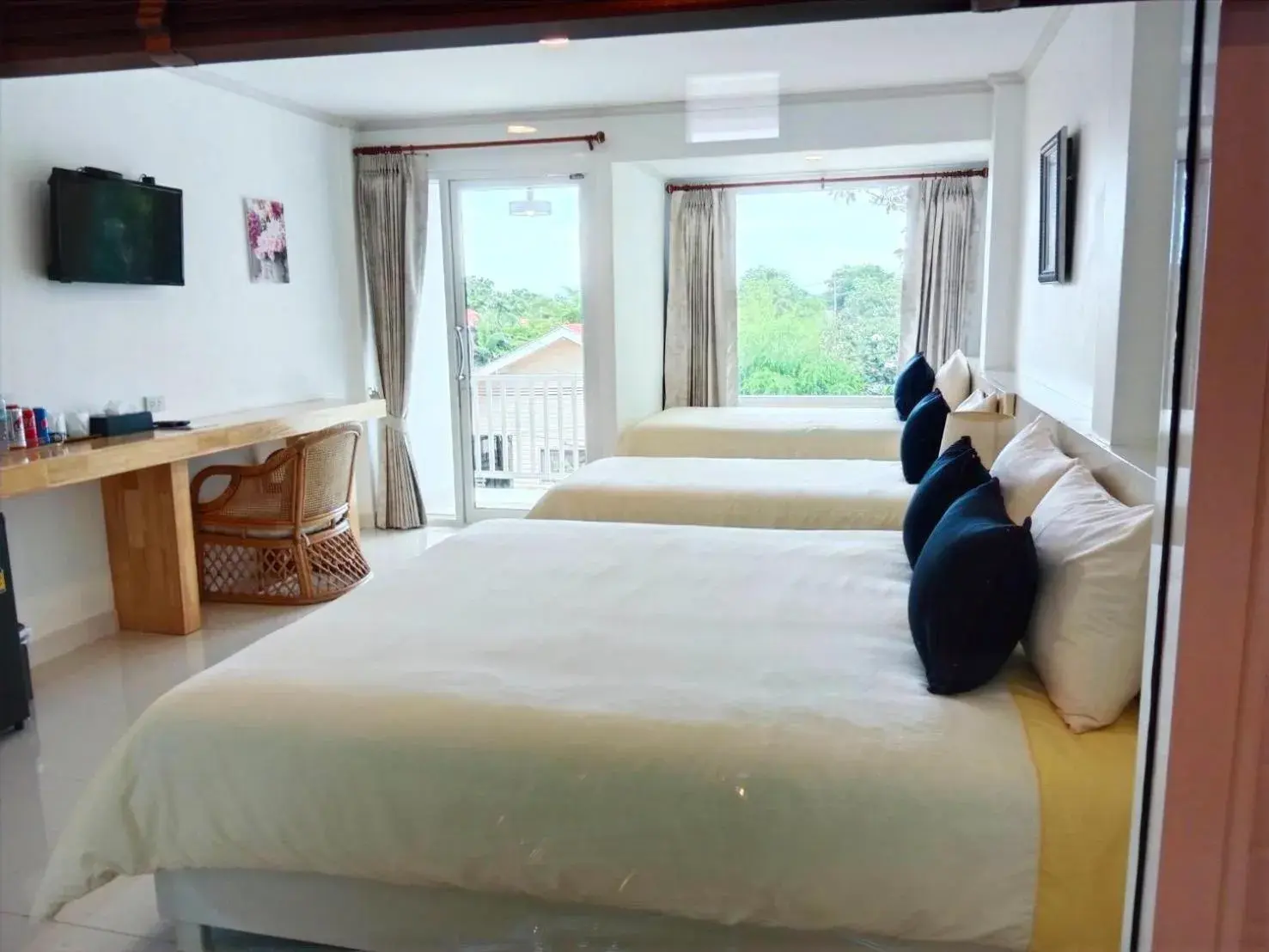 Photo of the whole room, Bed in Koh Larn Riviera