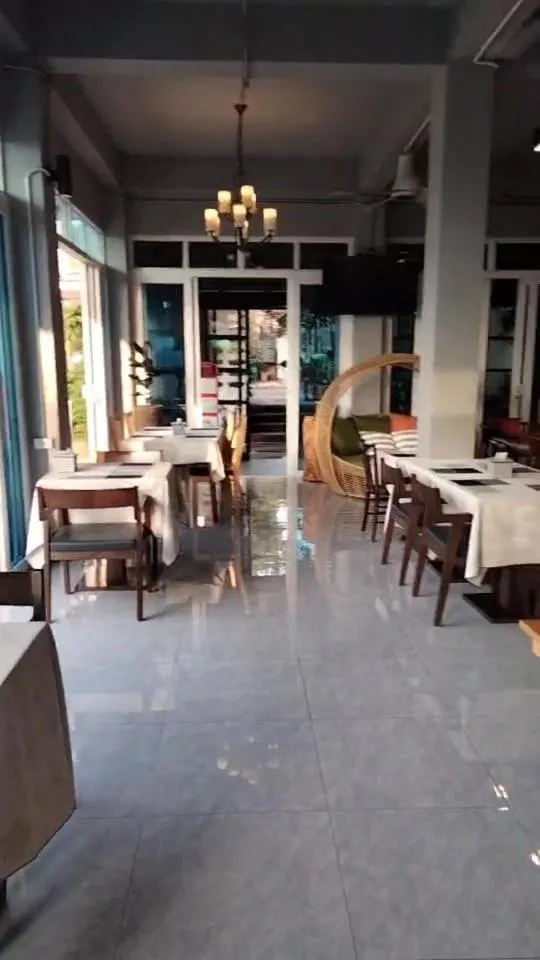 Restaurant/places to eat in Koh Larn Riviera