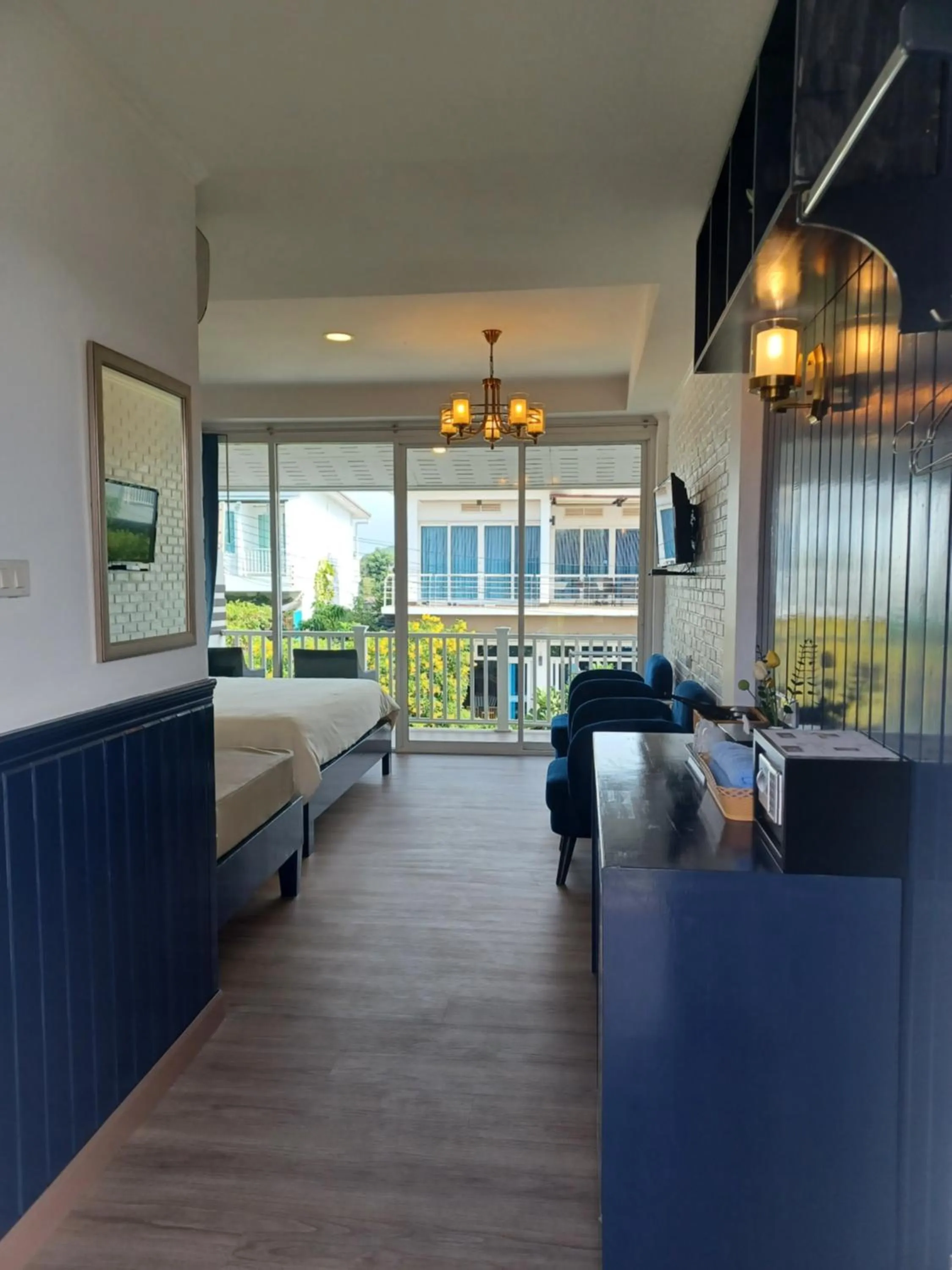 Seating area, Bed in Koh Larn Riviera