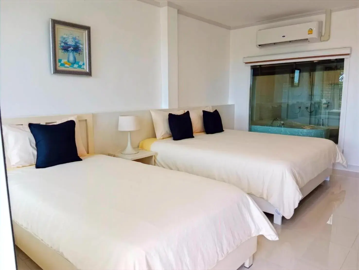 Photo of the whole room, Bed in Koh Larn Riviera