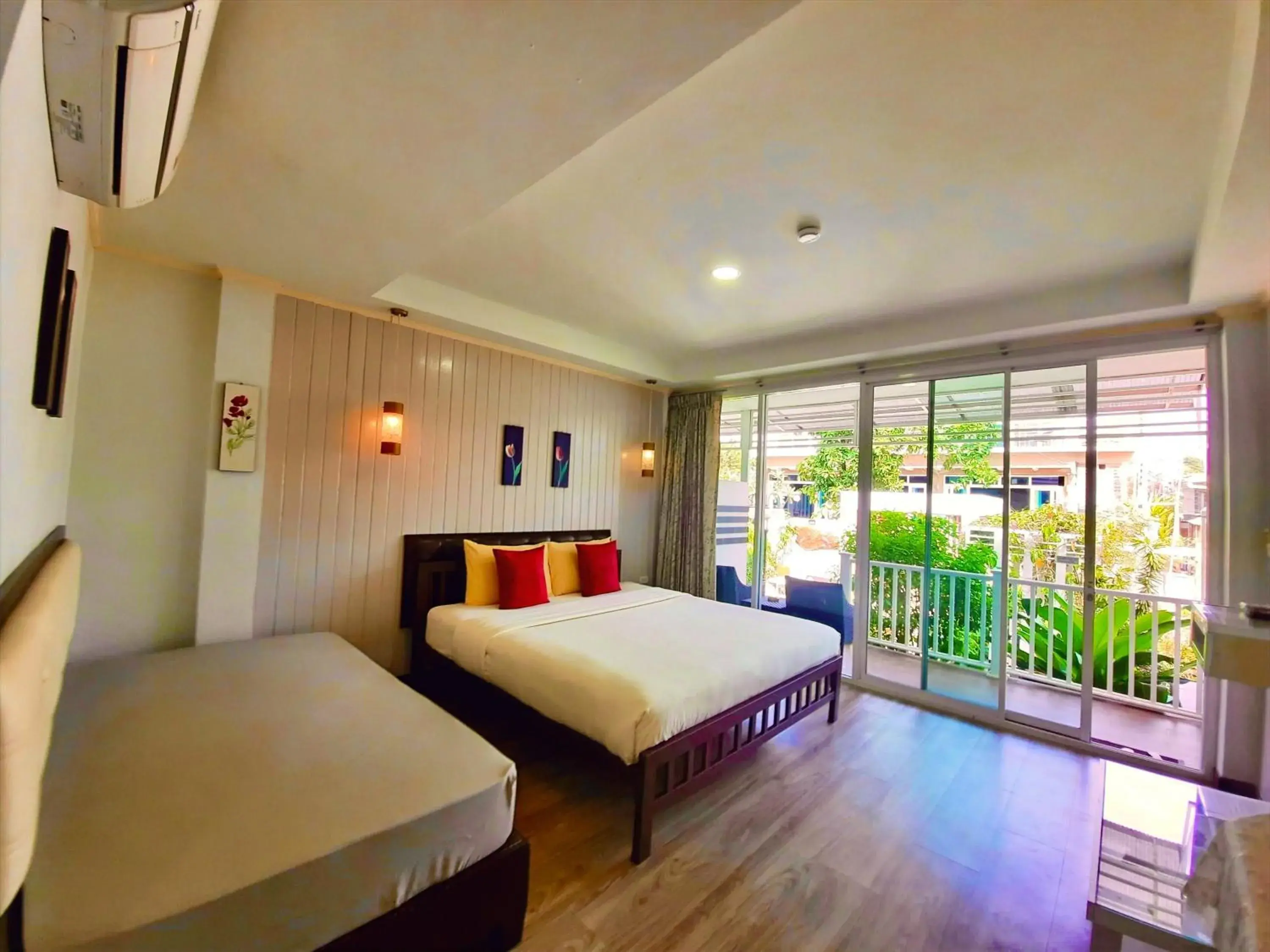 Photo of the whole room, Bed in Koh Larn Riviera