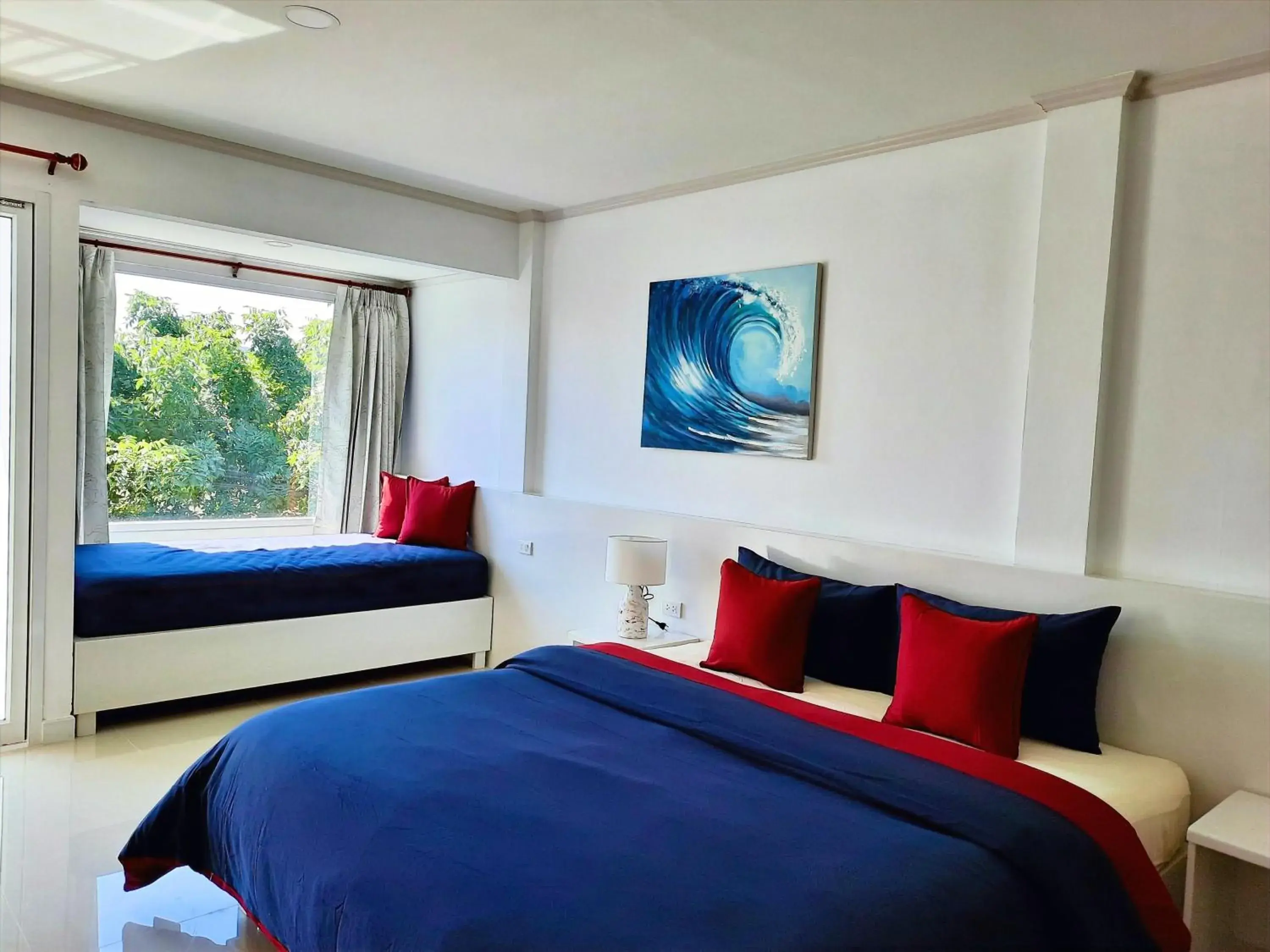 Photo of the whole room, Bed in Koh Larn Riviera