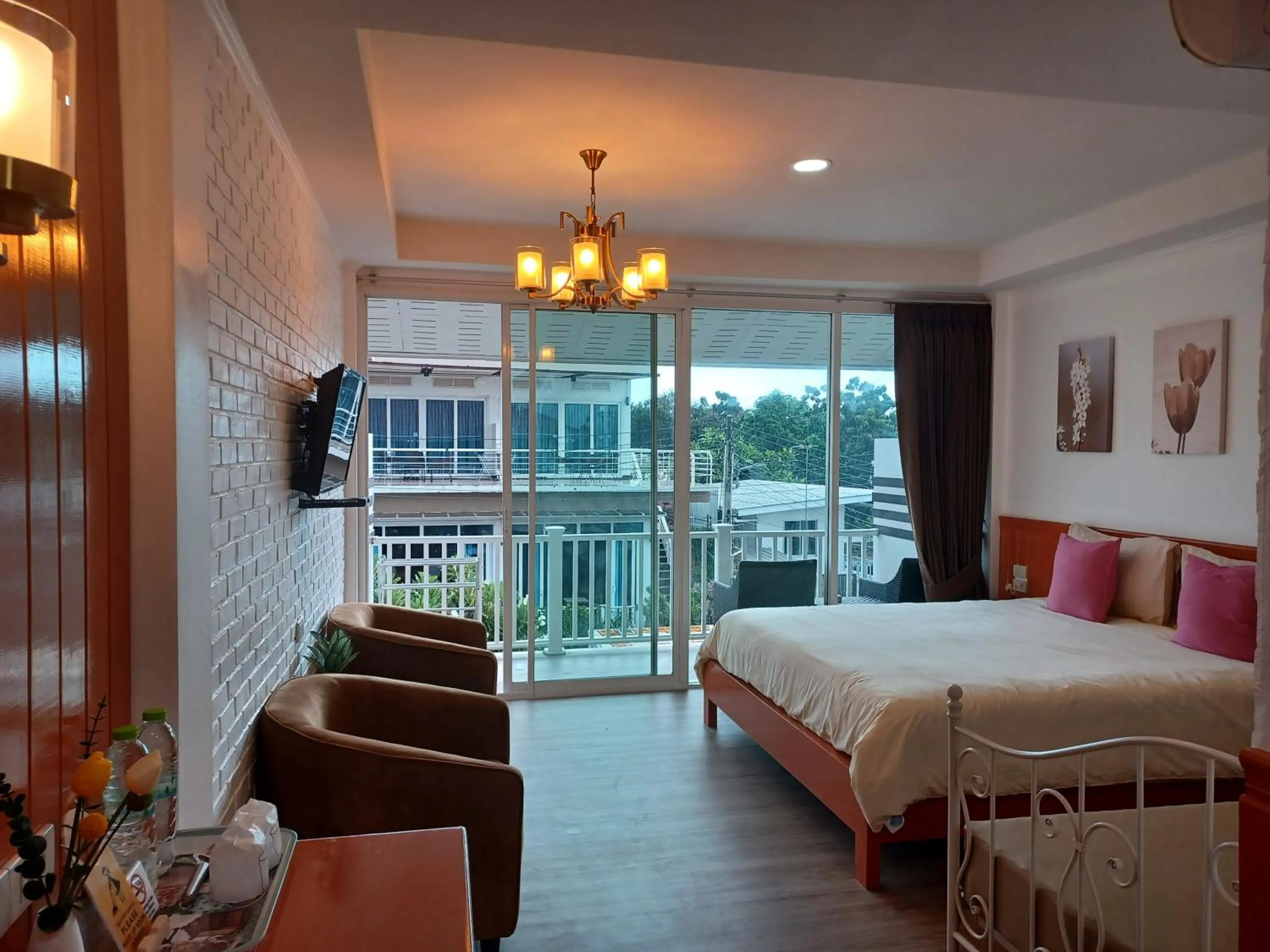 Photo of the whole room, Bed in Koh Larn Riviera