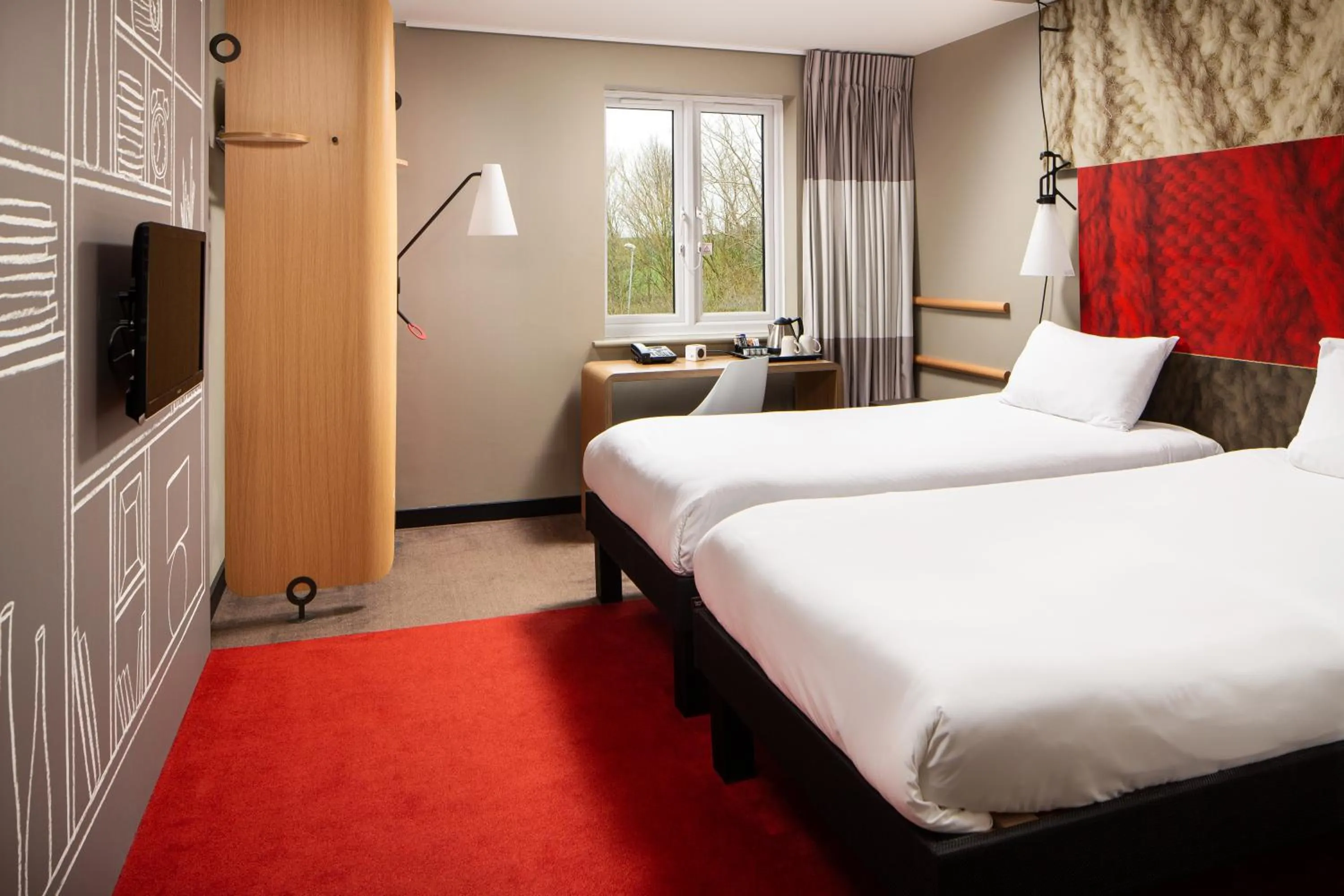 Photo of the whole room in ibis Rugby East