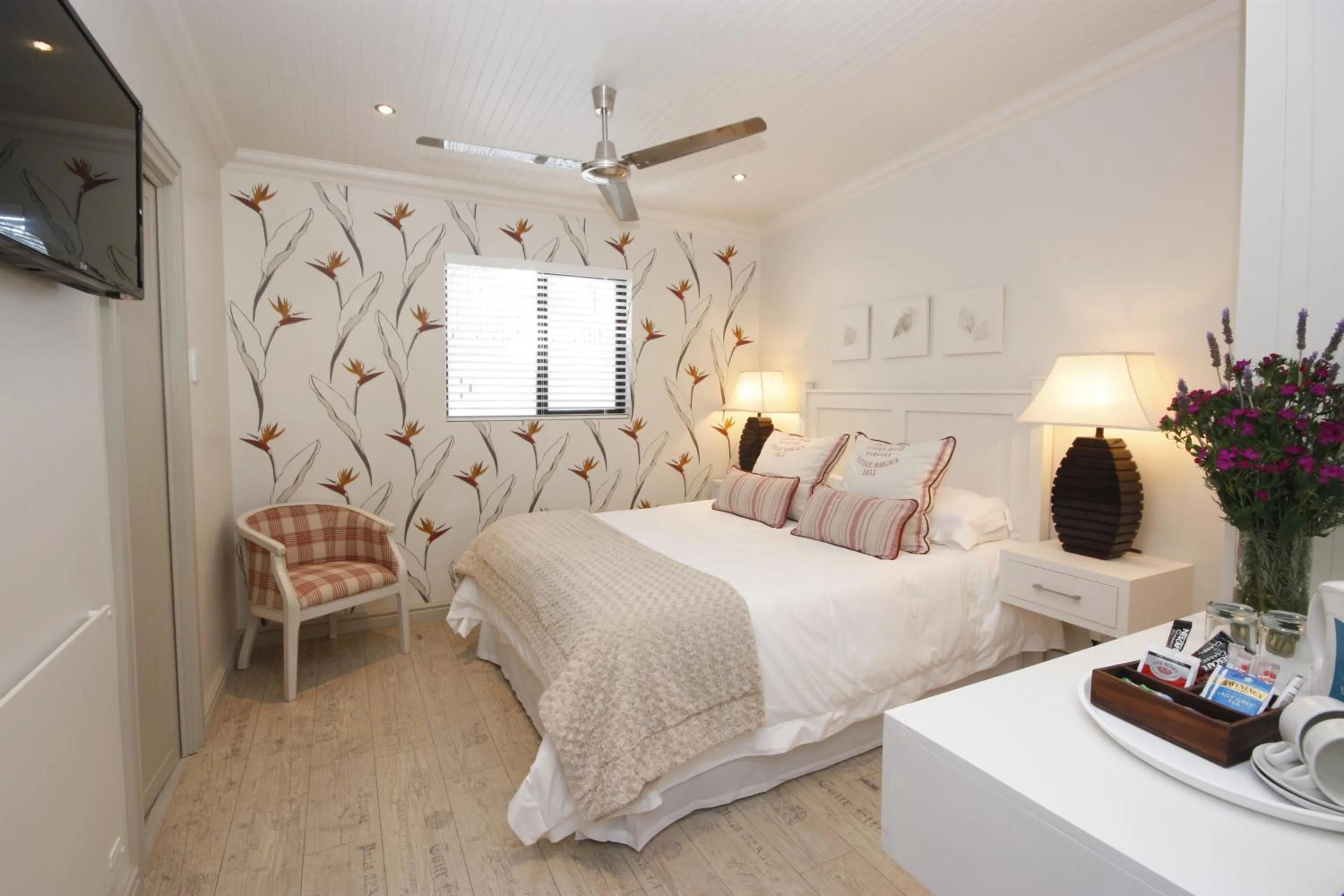 Toilet, Bed in The Potting Shed Guest House