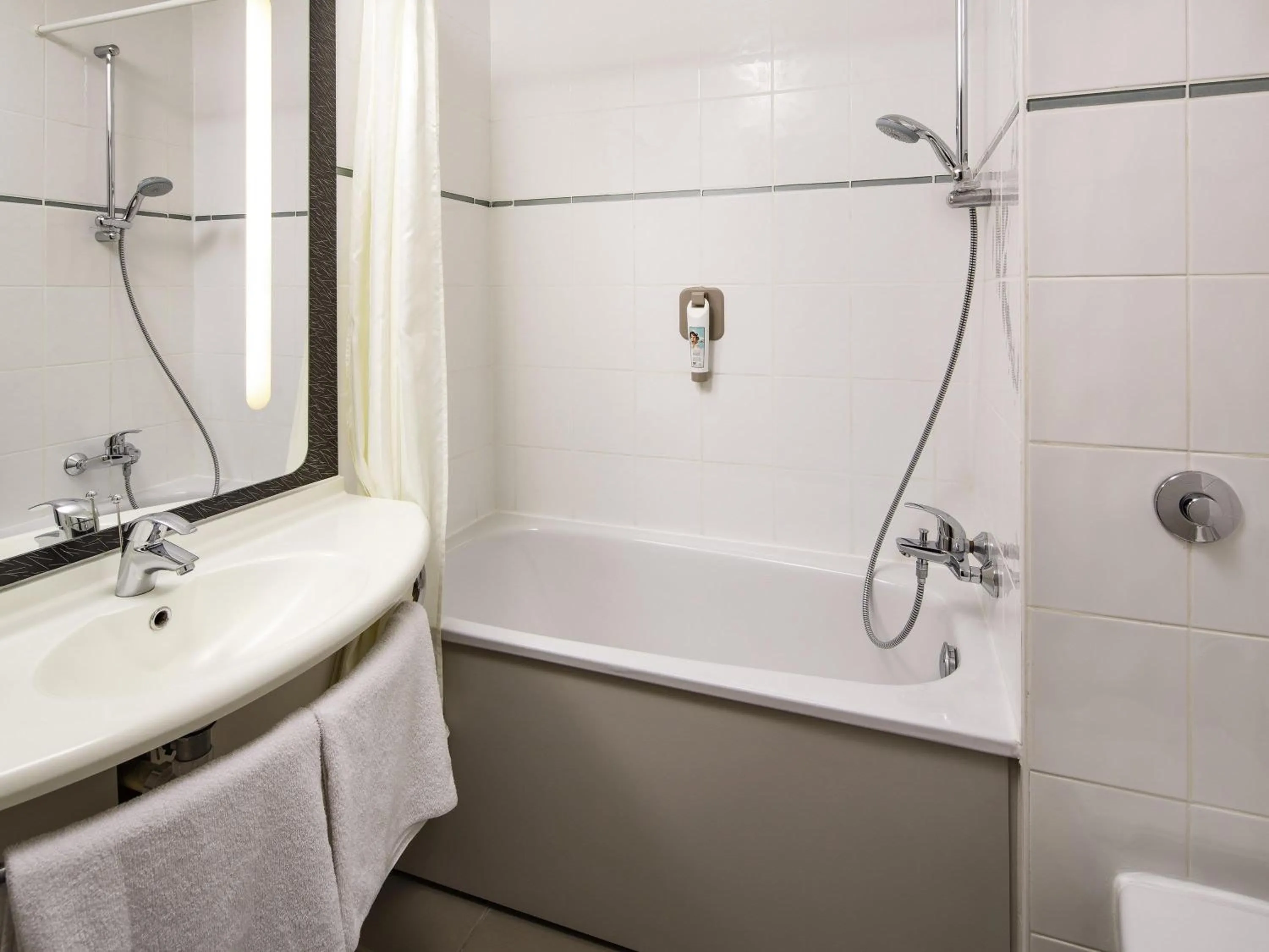 Bedroom in ibis Southampton