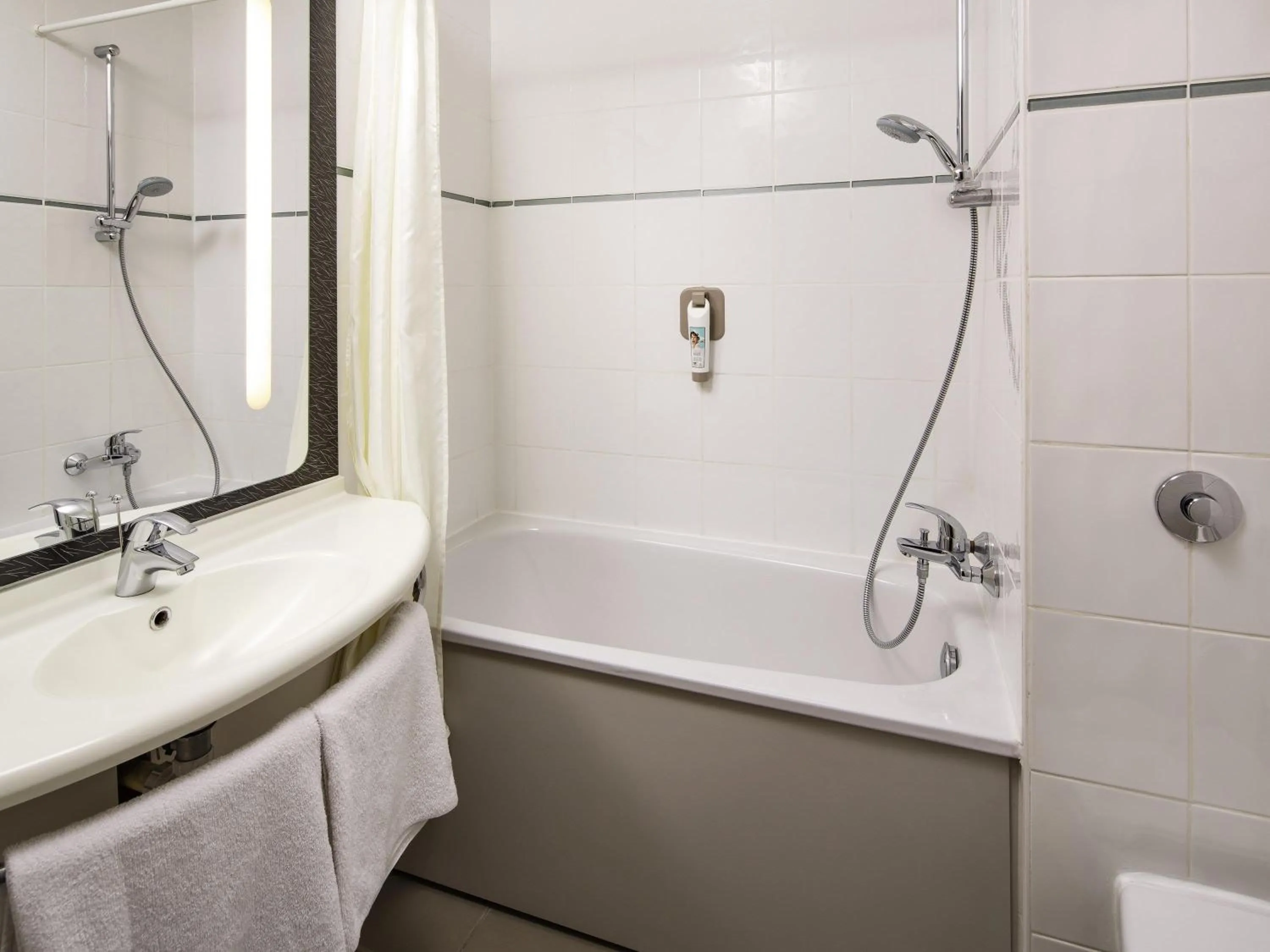 Bedroom in ibis Southampton