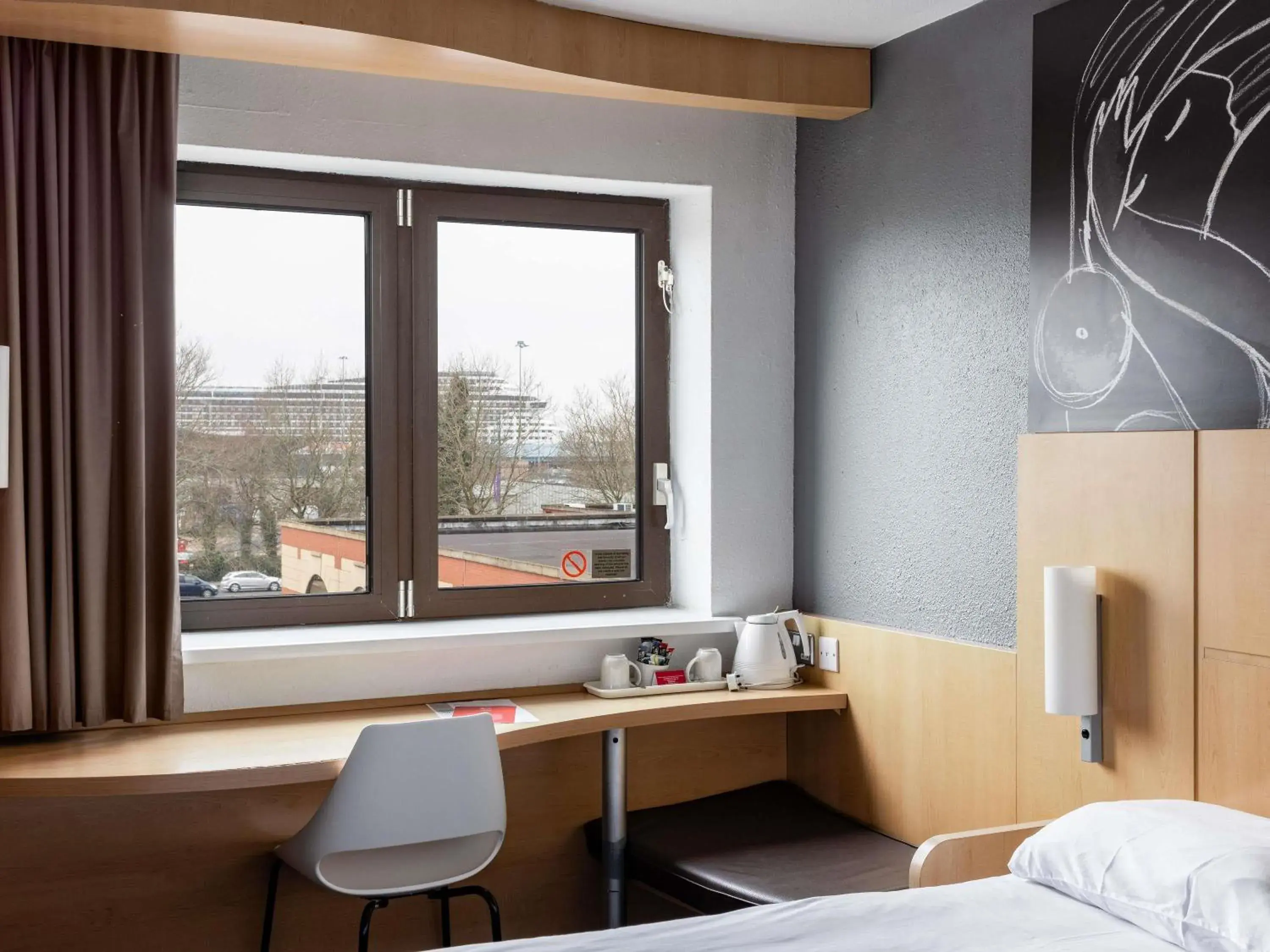 Standard Twin Room with Harbor View in ibis Southampton Standard Twin Room with Harbor View in ibis Southampton