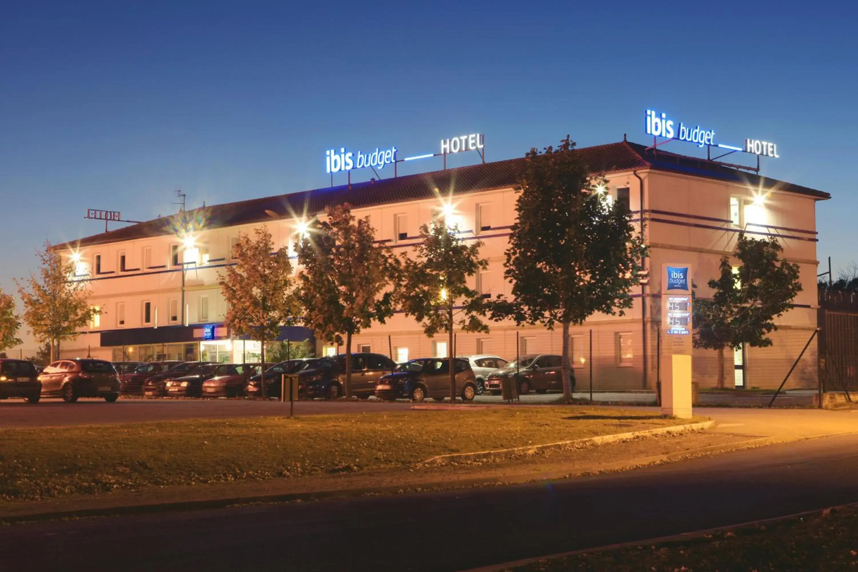 Facade/entrance in ibis budget Poitiers Nord Futuroscope Facade/entrance in ibis budget Poitiers Nord Futuroscope