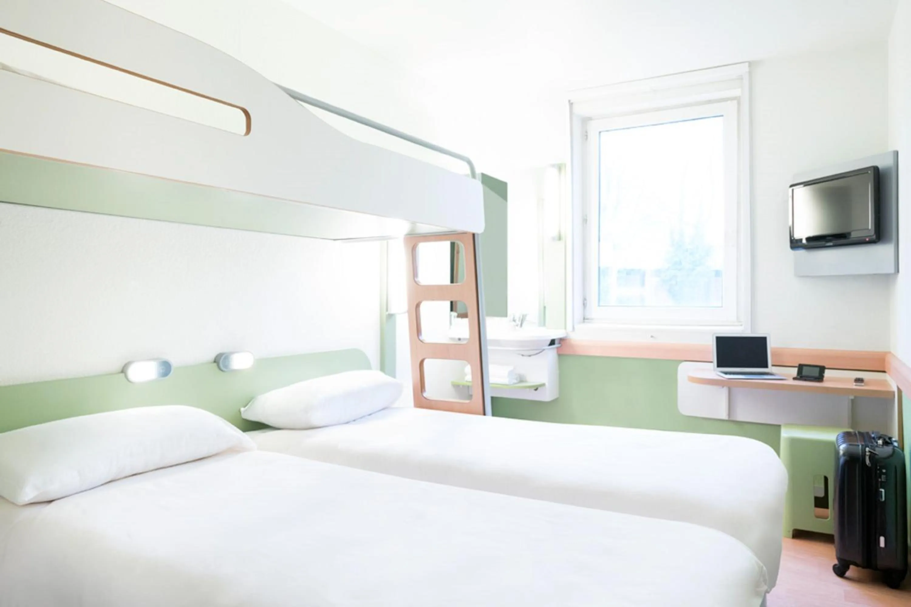 Bedroom, Bed in ibis budget Poitiers Nord Futuroscope