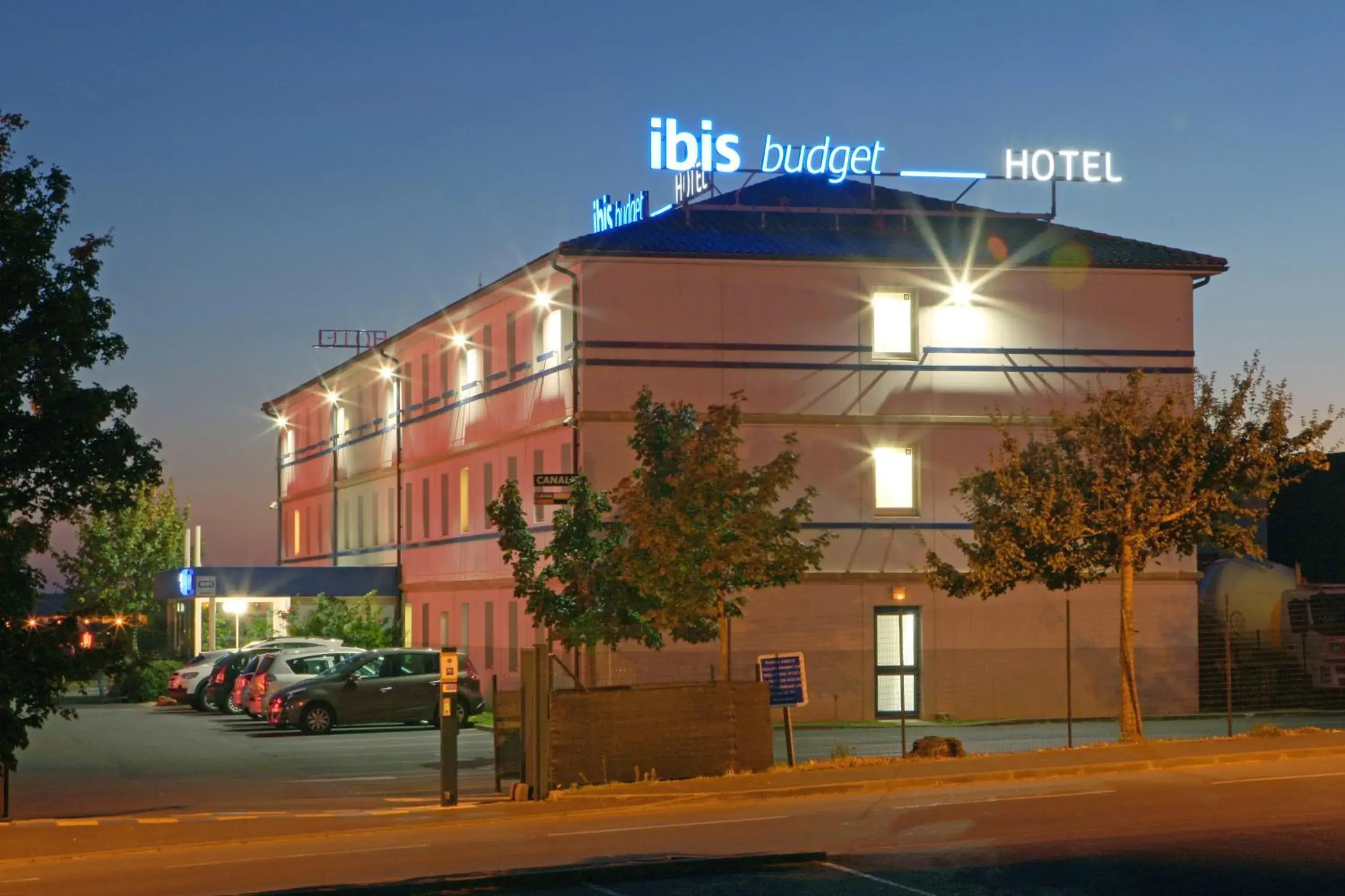 Facade/entrance in ibis budget Poitiers Nord Futuroscope Facade/entrance in ibis budget Poitiers Nord Futuroscope
